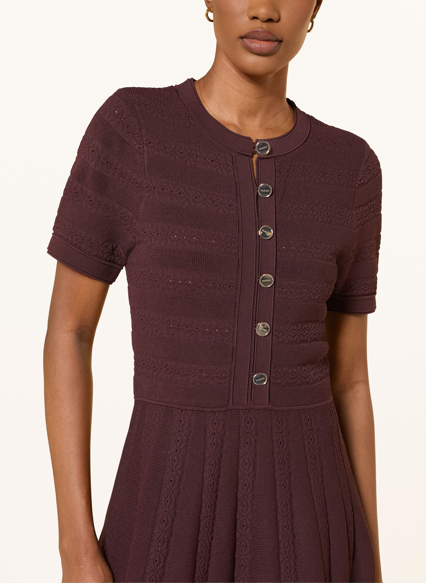 SANDRO Strickkleid: DUNKELBRAUN