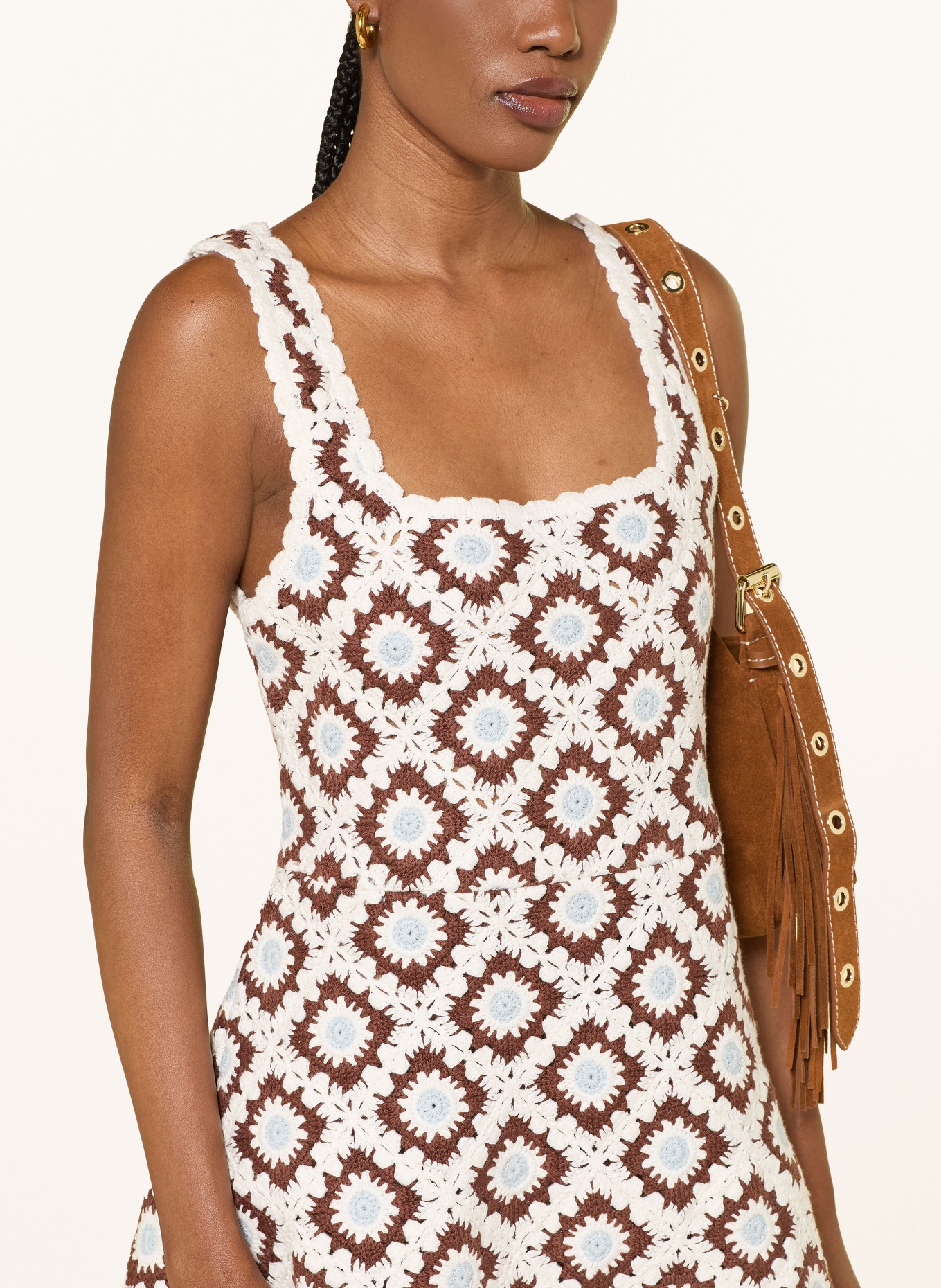 maje Häkelkleid: CREME / DUNKELBRAUN / HELLBLAU