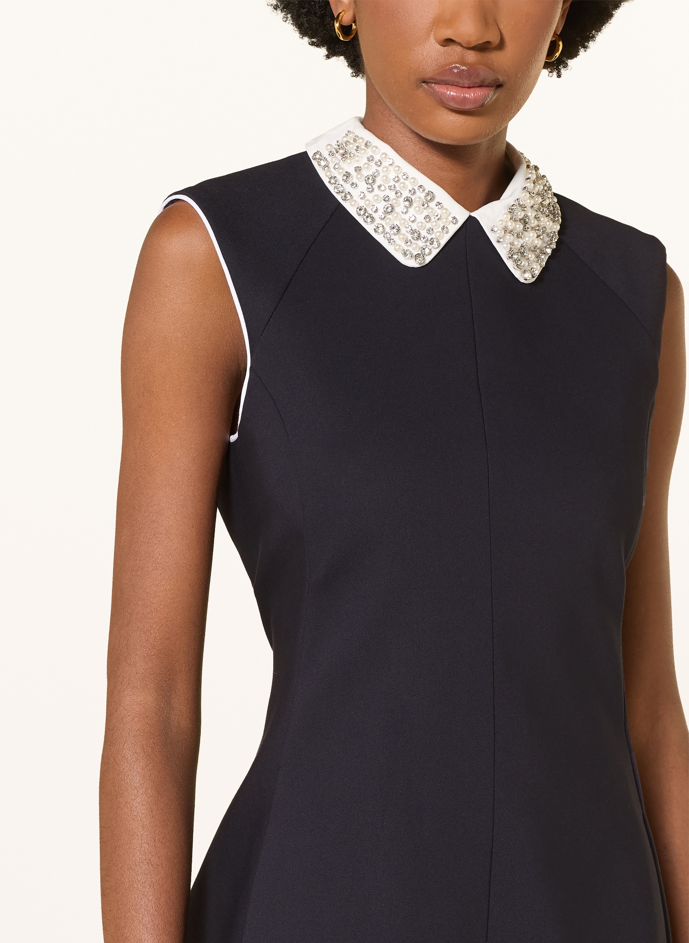 maje Sukienka z odpinanym kołnierzem i kamieniami ozdobnymi: GRANATOWY / BIAŁY