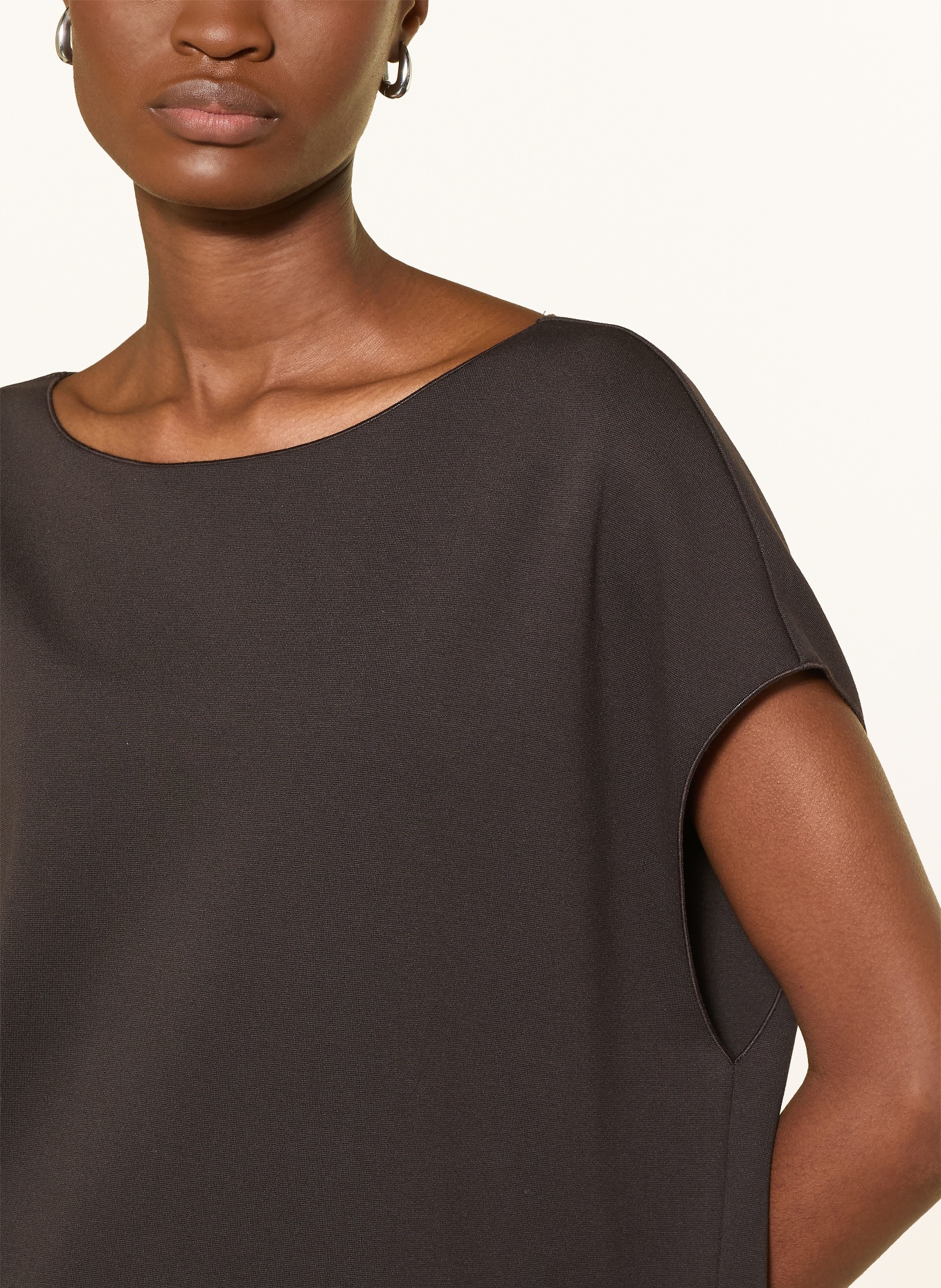 someday UVALERIE T-shirt: DARK BROWN