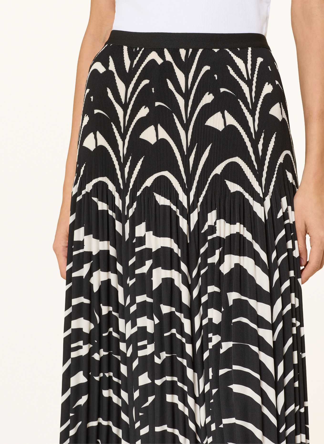 OPUS RIBANE Skirt with Pleats: BLACK / WHITE