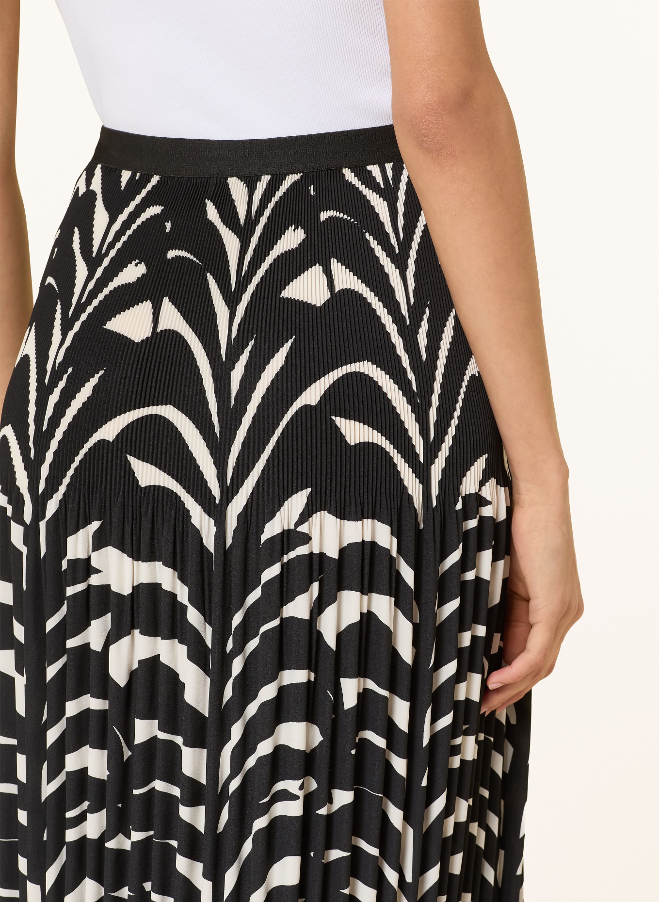 OPUS RIBANE Skirt with Pleats: BLACK / WHITE