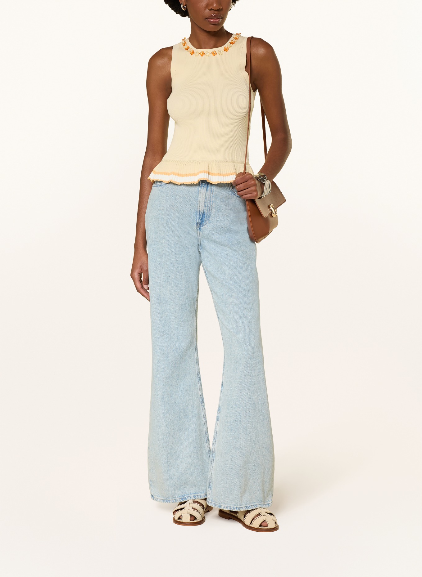 CLAUDIE PIERLOT Sweter z dzianiny z ozdobnymi koralikami i falbankami: JASNOPOMARAŃCZOWY / ŁOSOSIOWY / BIAŁY