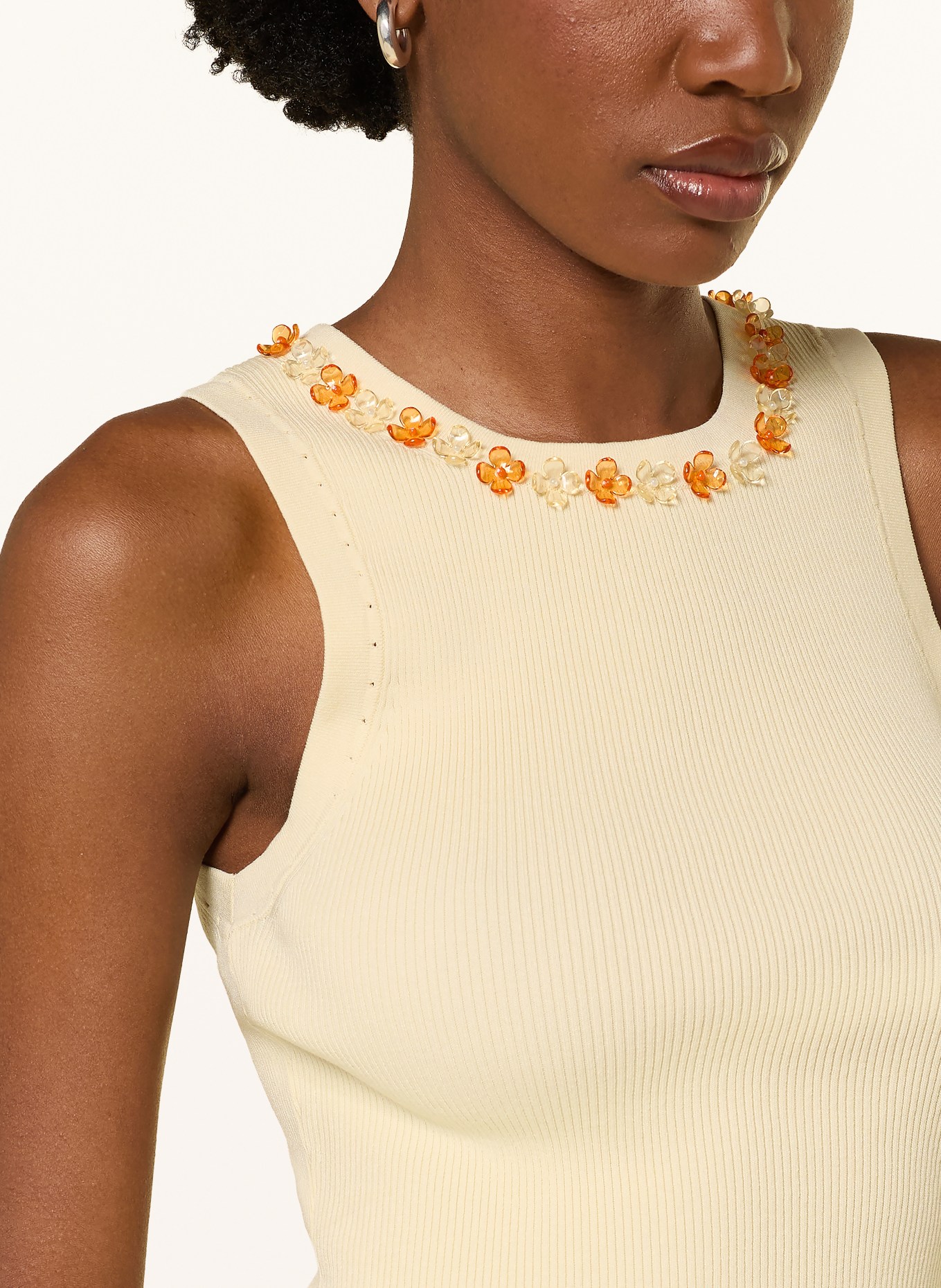 CLAUDIE PIERLOT Sweter z dzianiny z ozdobnymi koralikami i falbankami: JASNOPOMARAŃCZOWY / ŁOSOSIOWY / BIAŁY