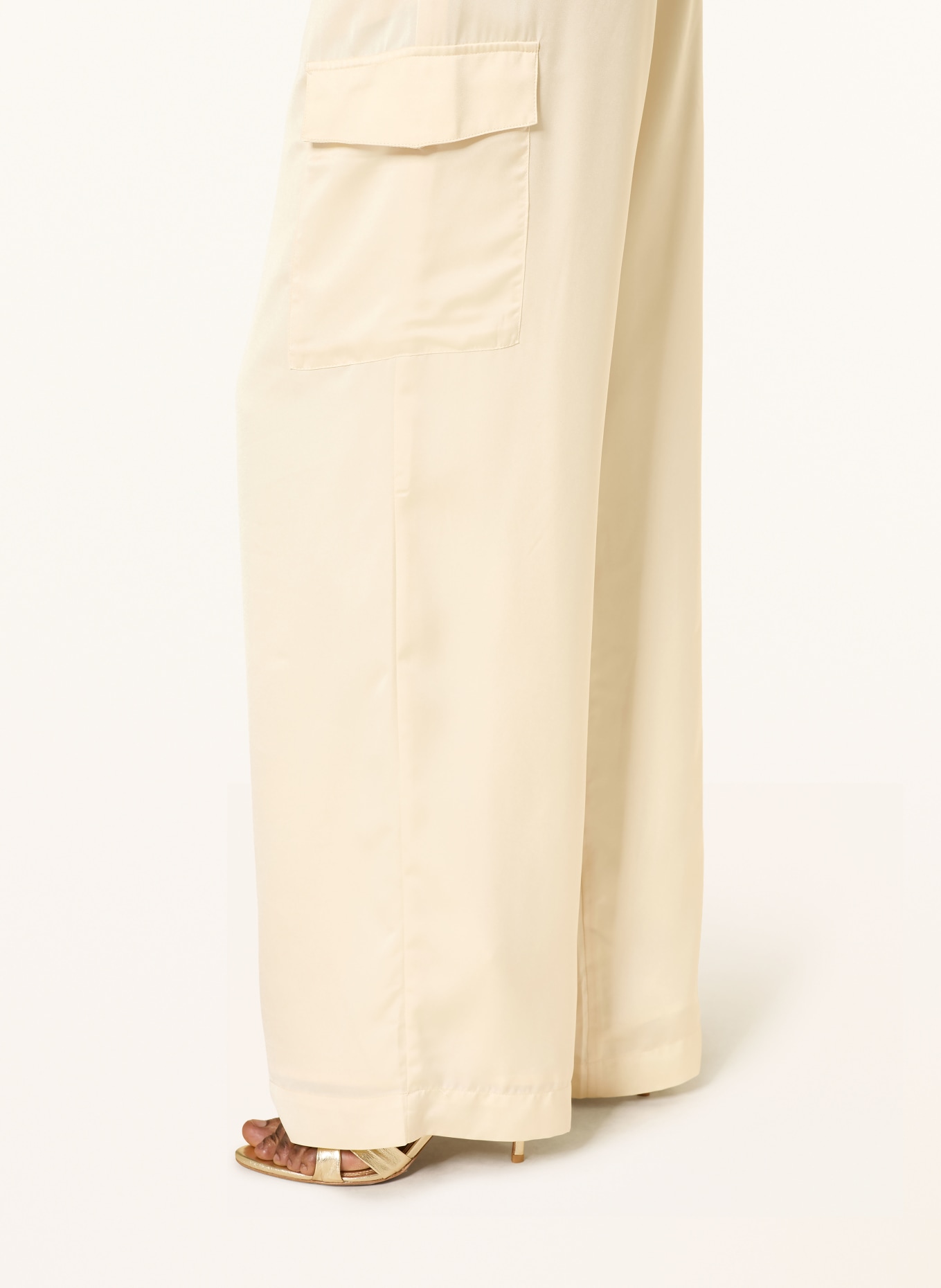 ba&sh Cargohose CARY aus Satin: CREME