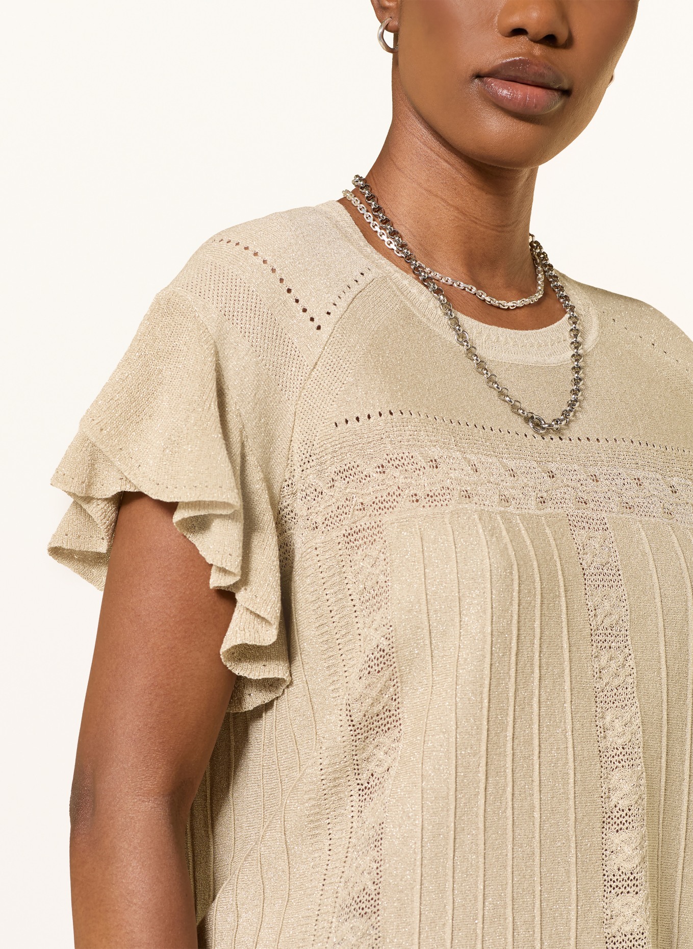 ba&sh Strickshirt mit Glitzergarn und Volants: BEIGE / GOLD