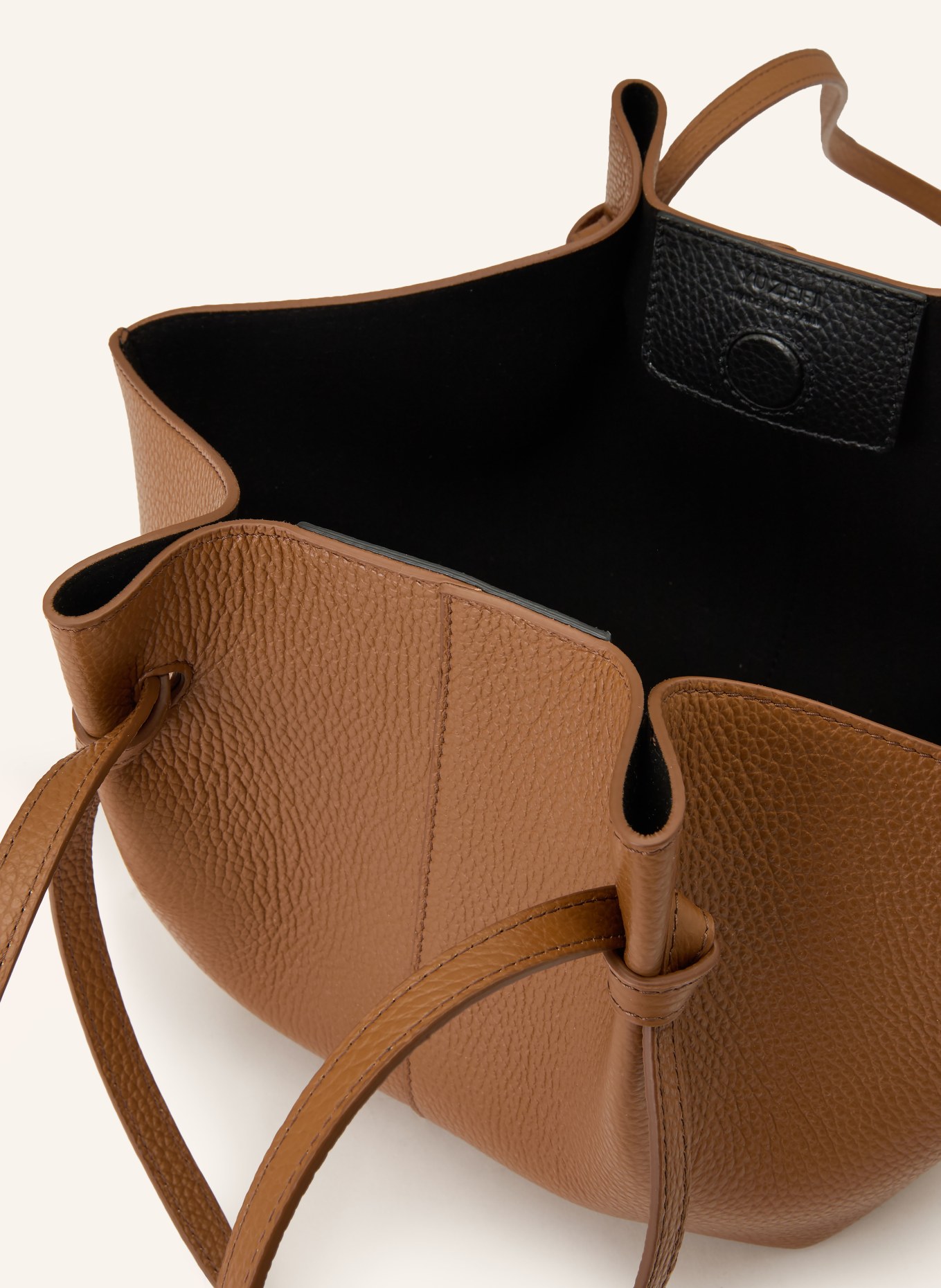 YUZEFI Schoudertas MOCHI: COGNAC