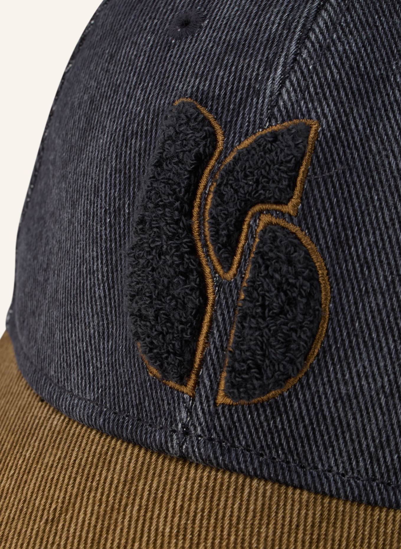 ba&sh Džínová čepice HENRI: TMAVĚ ŠEDÁ / VELBLOUDÍ