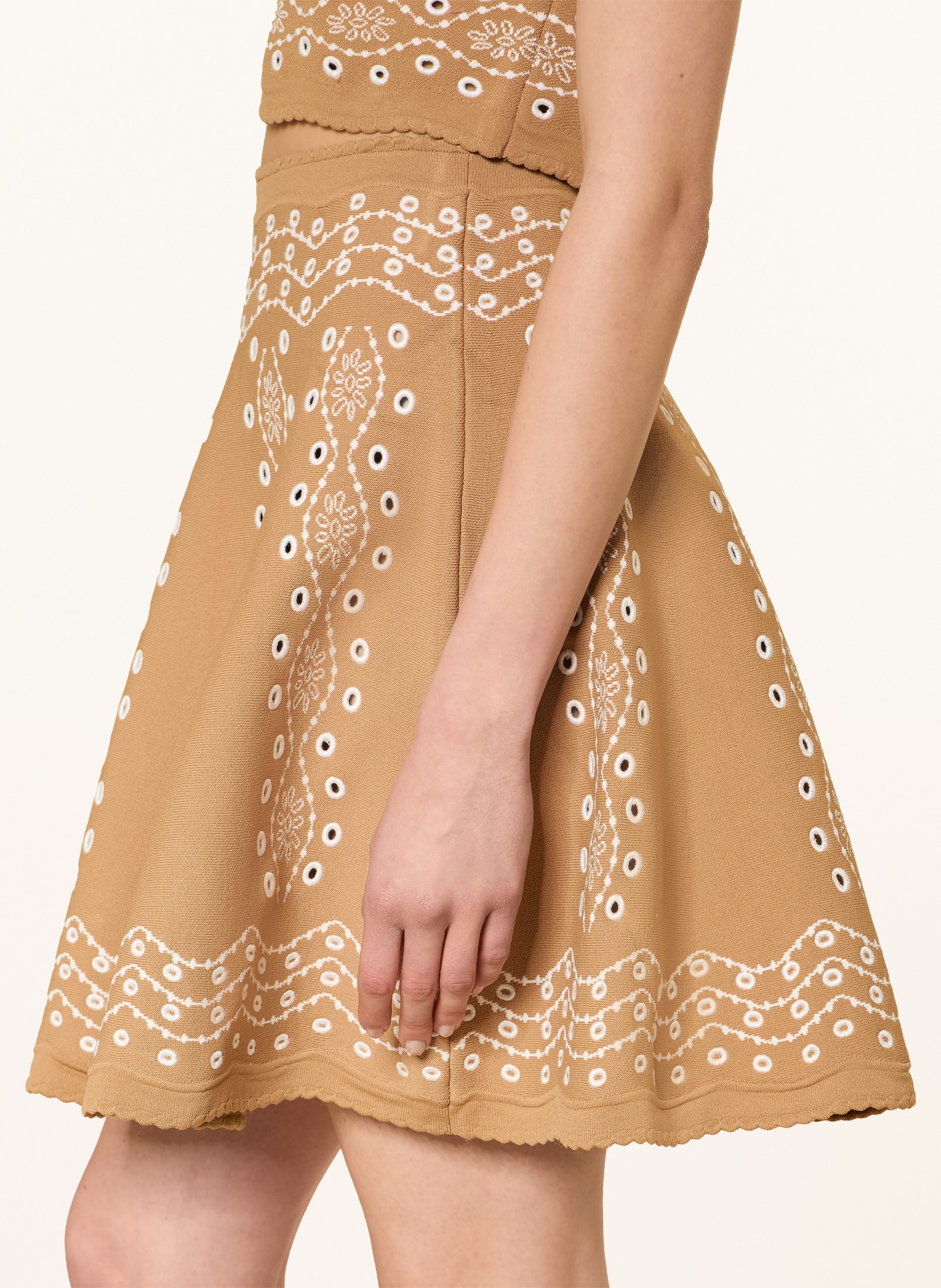 SANDRO Strickrock: CAMEL / WEISS