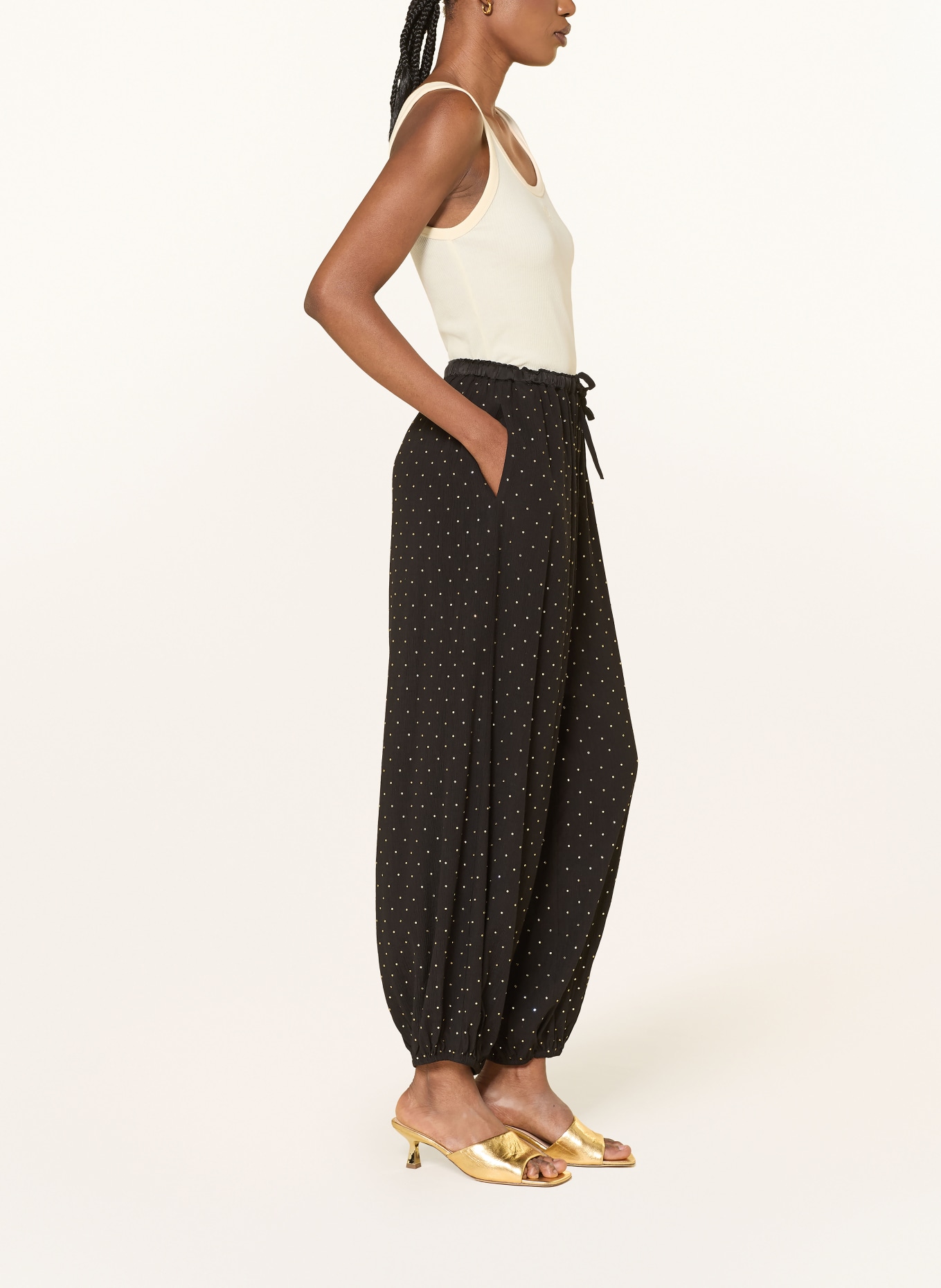 SANDRO 7/8-Hose mit Schmucksteinen: SCHWARZ / GOLD