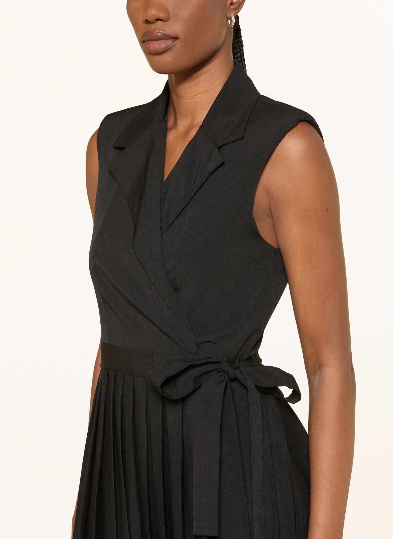 SANDRO Kleid mit Plissees und Spitze: SCHWARZ