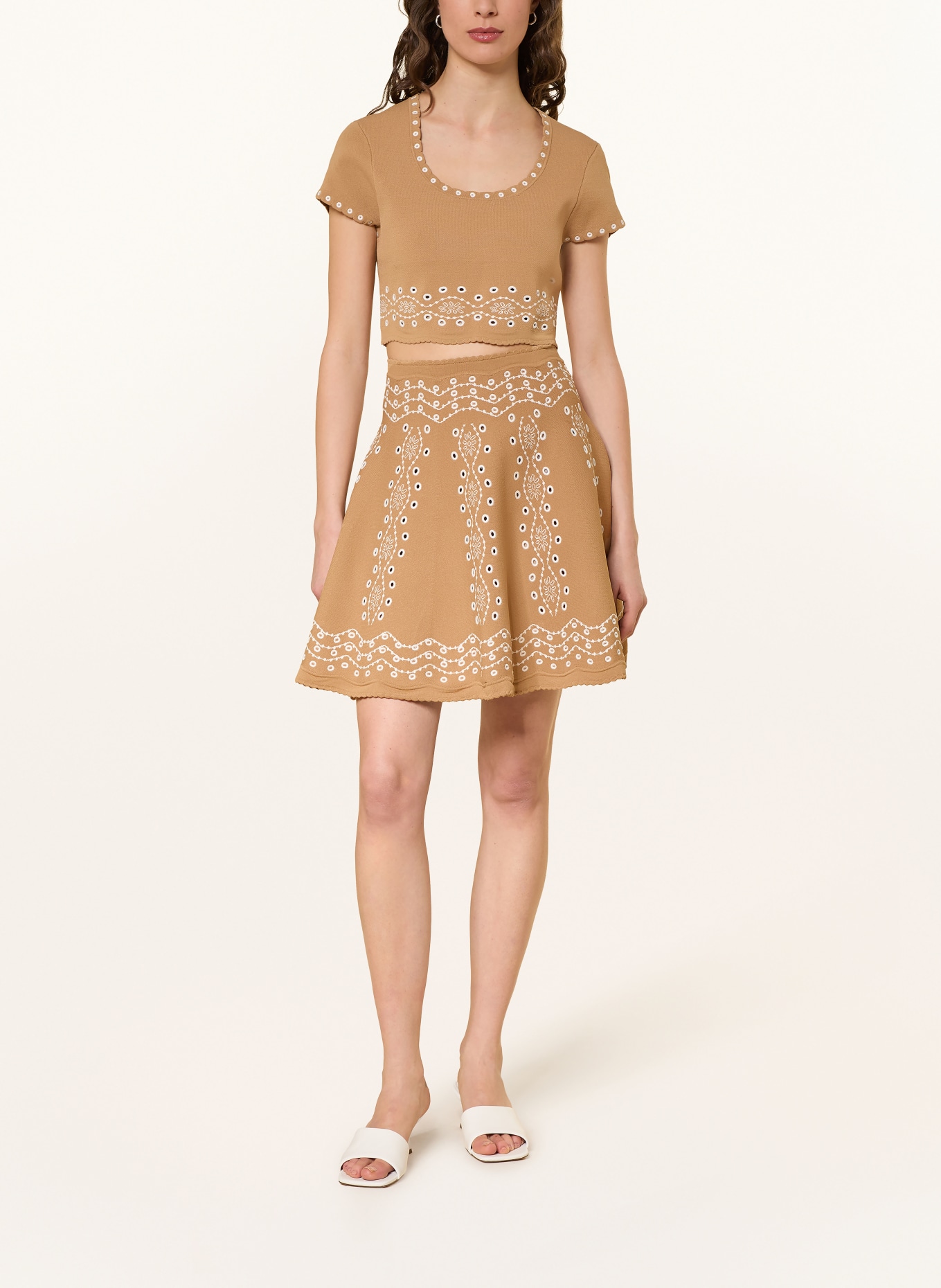 SANDRO Cropped-Strickshirt mit Lochspitze: CAMEL / WEISS