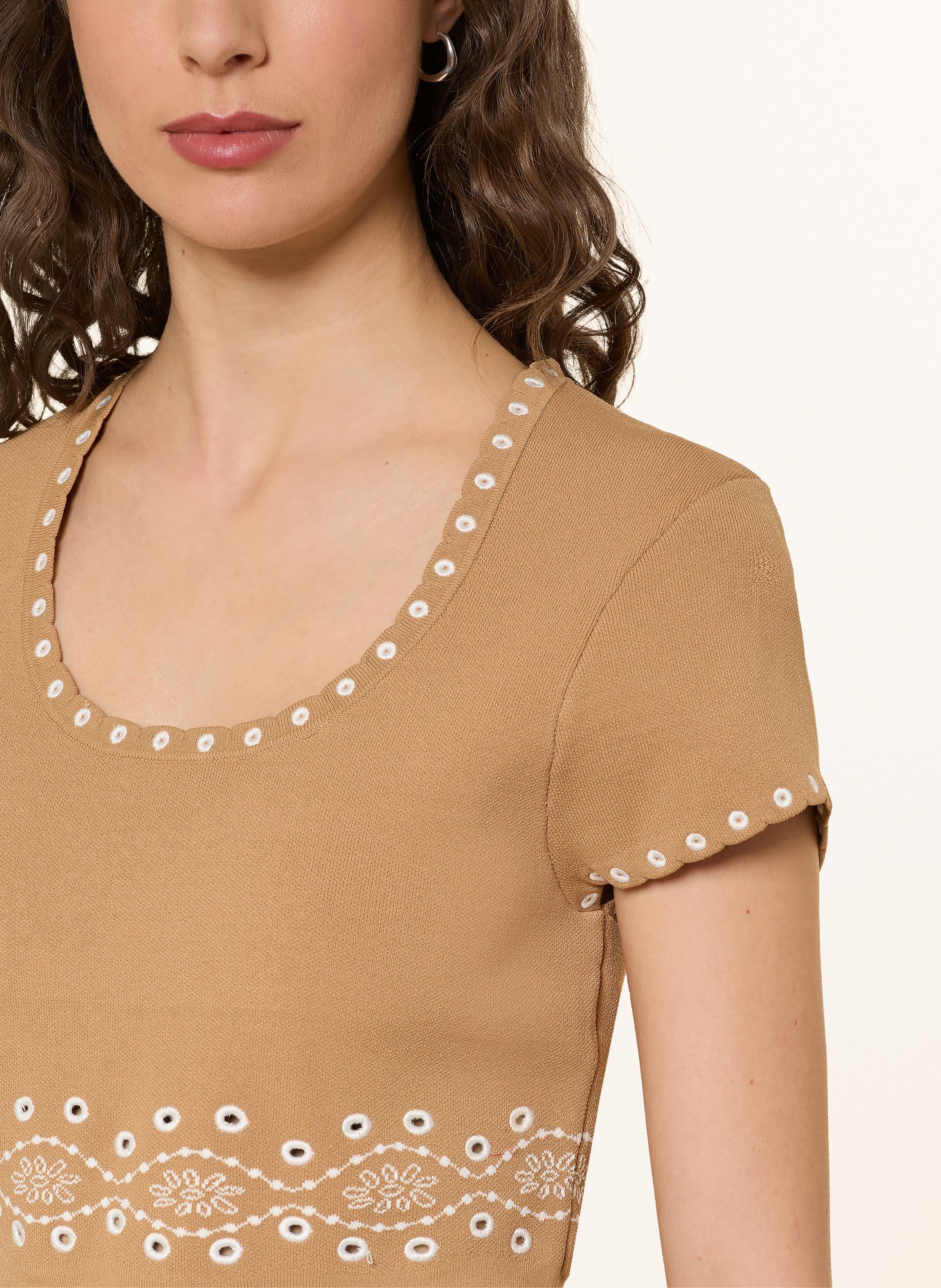 SANDRO Cropped-Strickshirt mit Lochspitze: CAMEL / WEISS