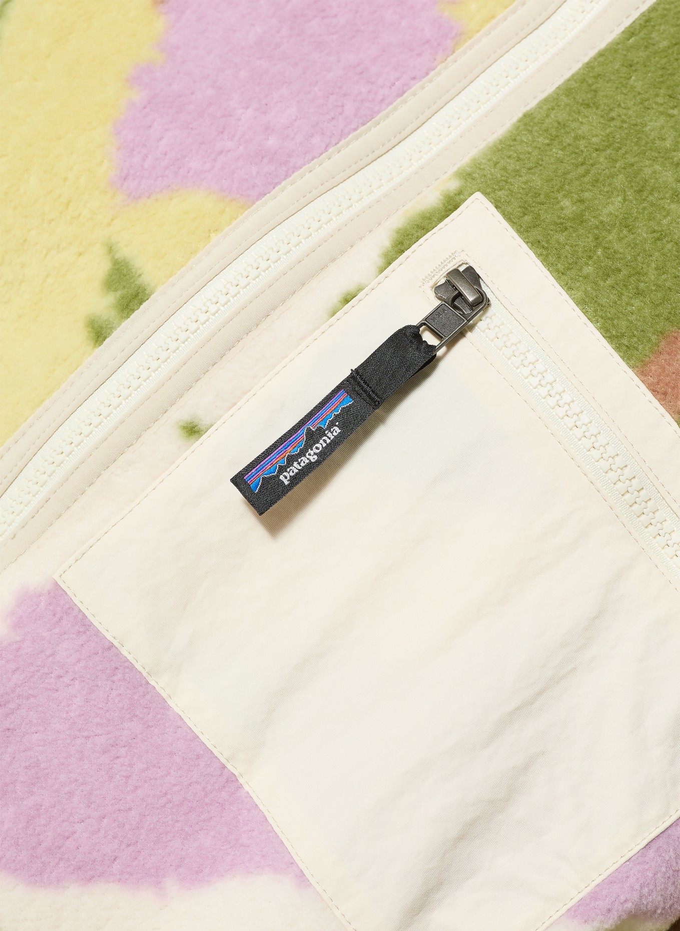 patagonia fleecejack: CRÈME / LICHTPAARS / GROEN