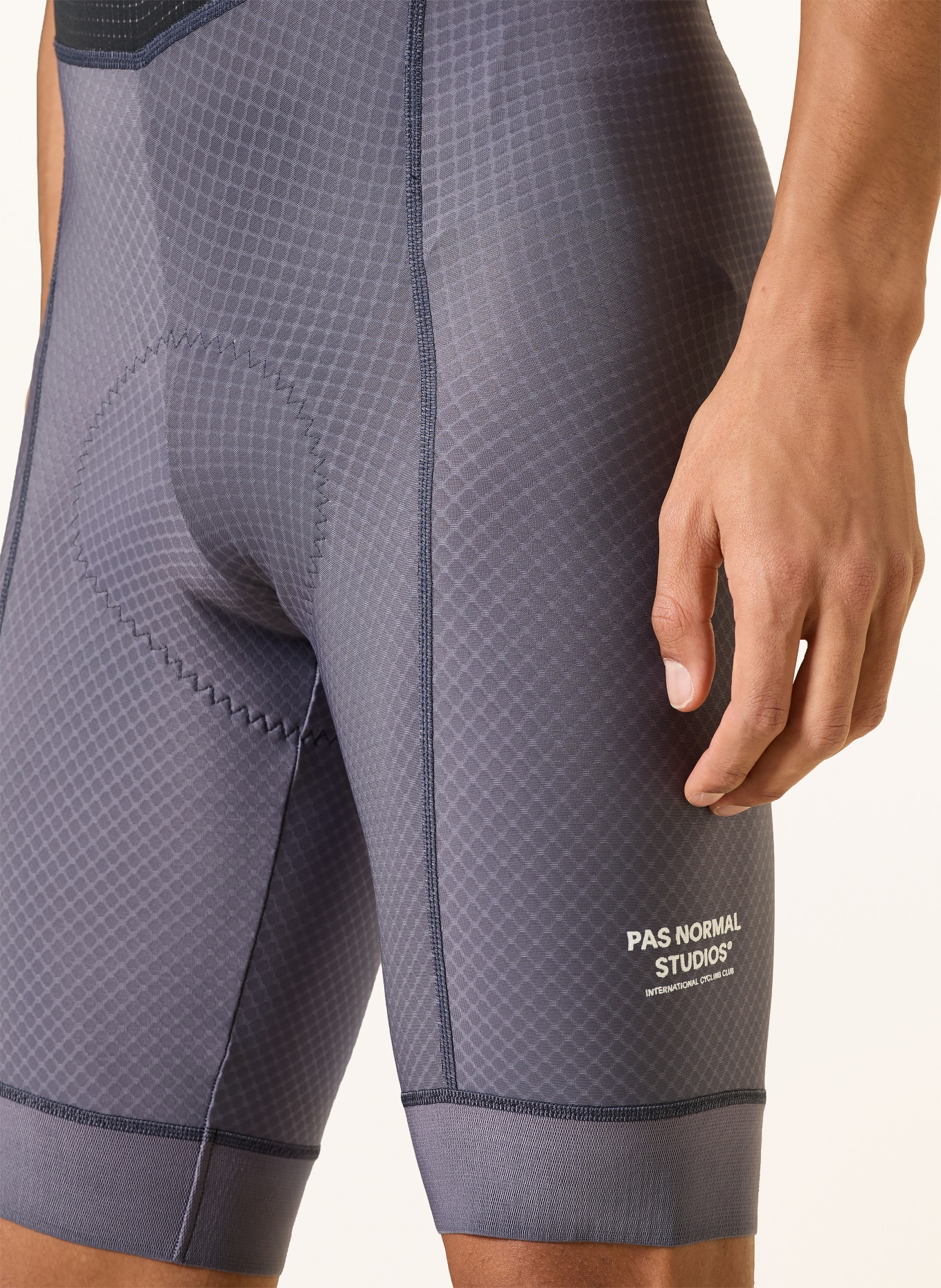 PAS NORMAL STUDIOS Radhose ESSENTIAL mit Trägern und gepolstertem Einsatz: GRAU / SCHWARZ