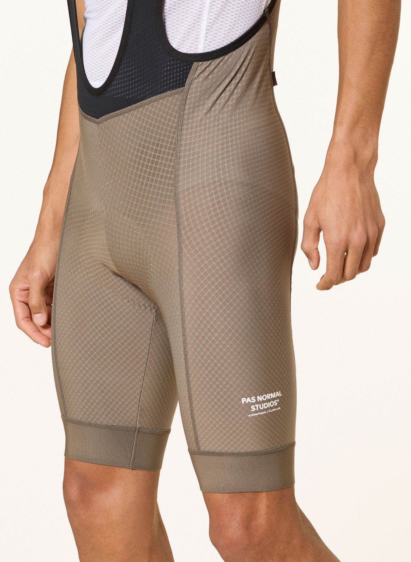 PAS NORMAL STUDIOS Radhose ESSENTIAL mit Trägern und gepolstertem Einsatz: KHAKI / SCHWARZ