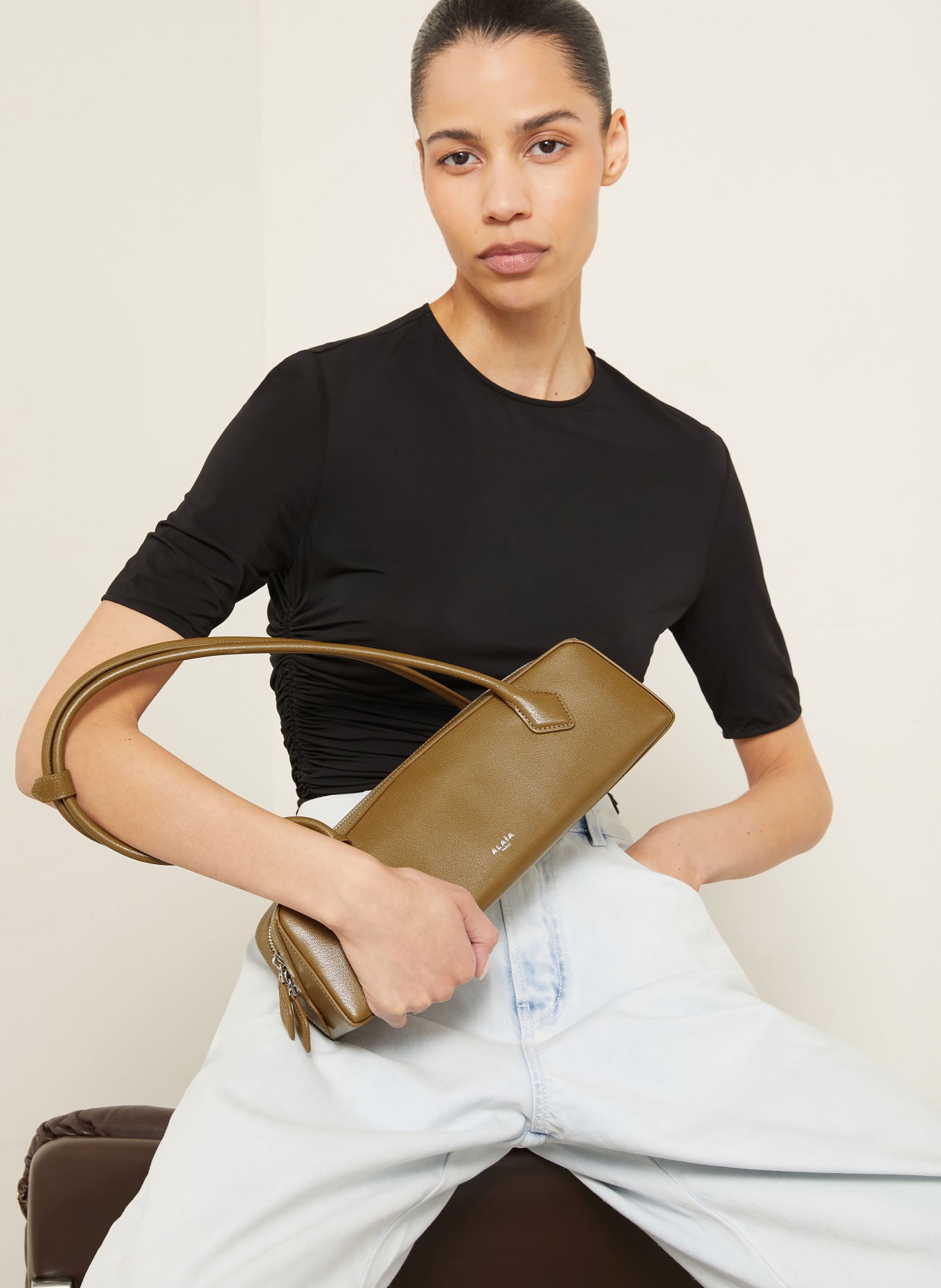 ALAÏA Schoudertas LE TECKEL MEDIUM: CAMEL / ZILVER