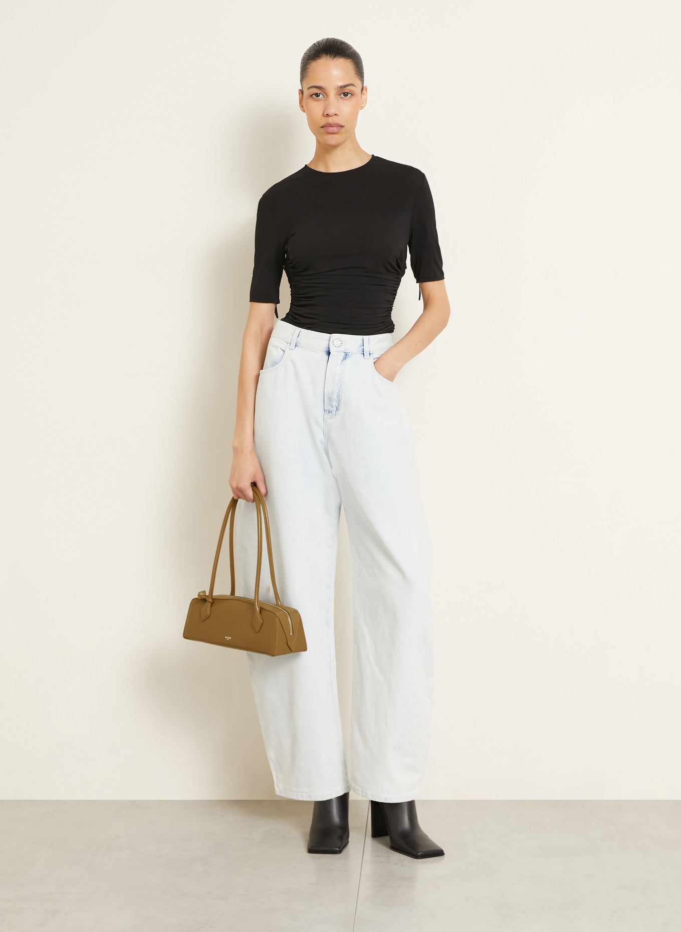 ALAÏA Schoudertas LE TECKEL MEDIUM: CAMEL / ZILVER