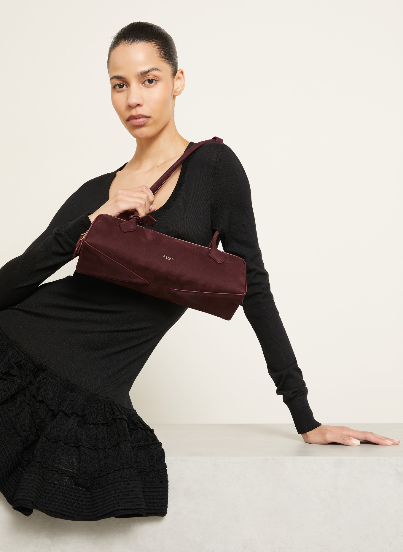 ALAÏA Schoudertas LE TECKEL MEDIUM: MARRON FONCÉ / GOUD