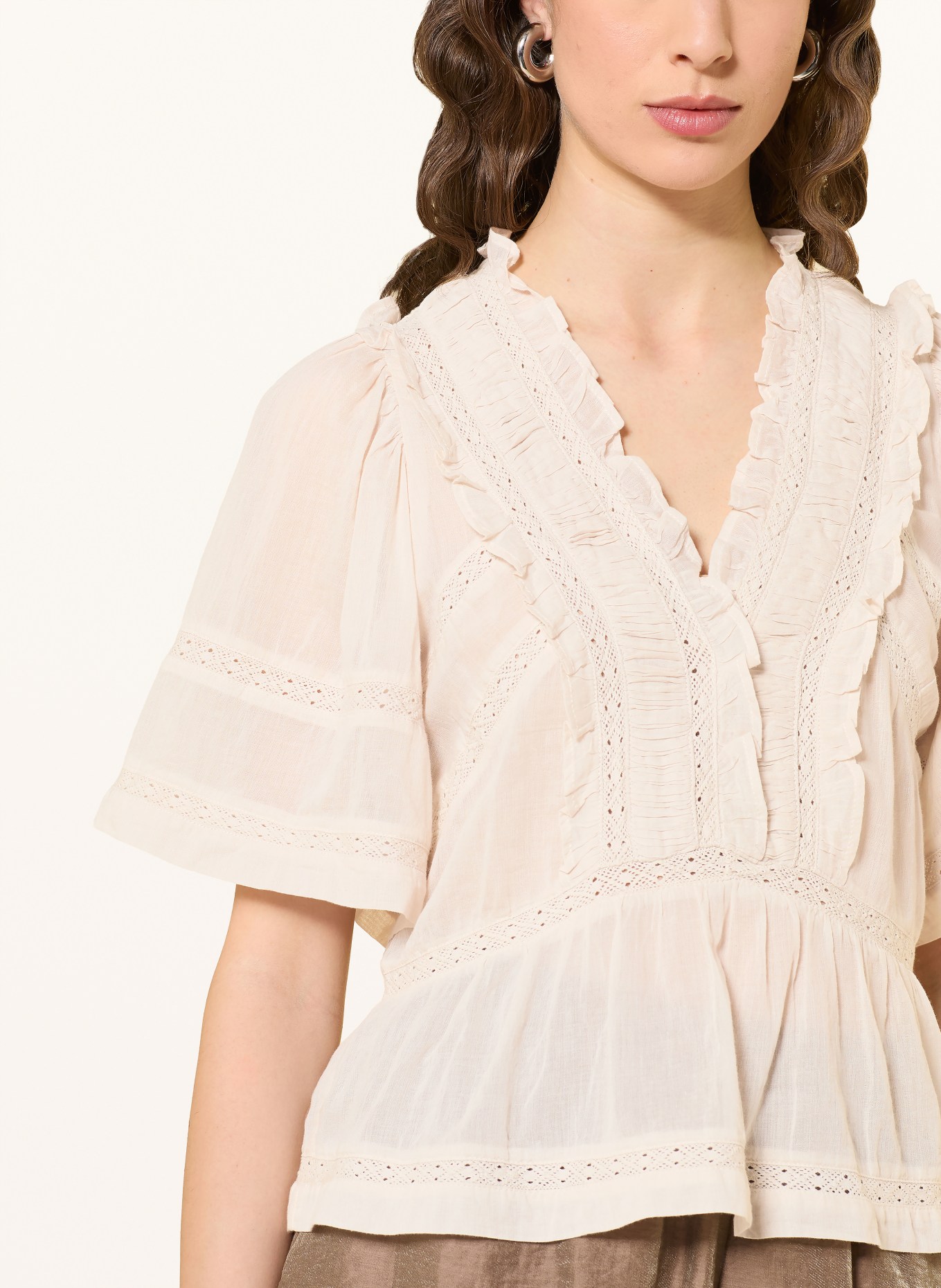 NEO NOIR Blusenshirt EVIENNE mit Rüschen: BEIGE