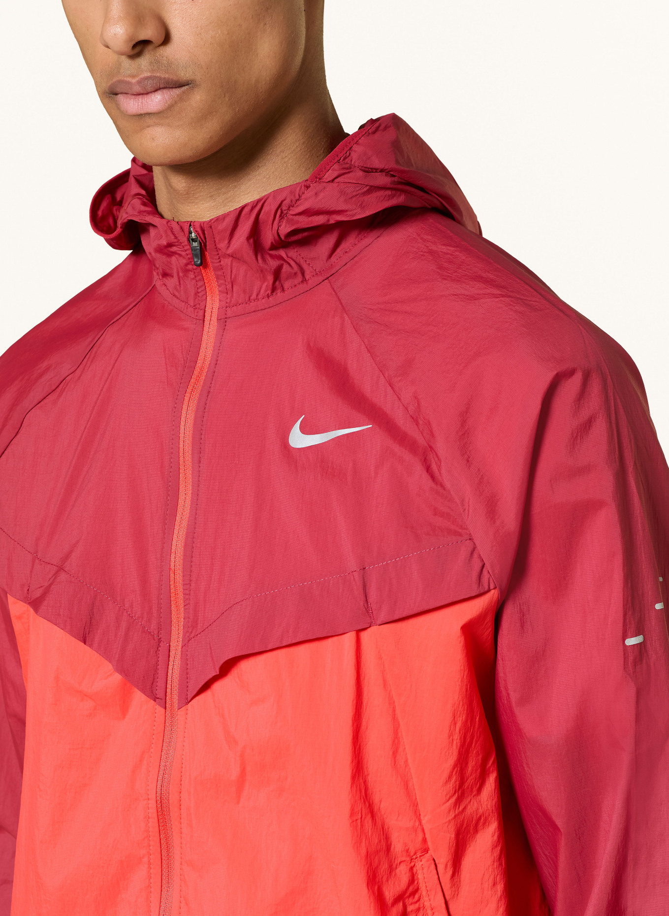 Nike Běžecká bunda STRIDE: ČERVENÁ / ŠEDÁ / TMAVĚ ČERVENÁ