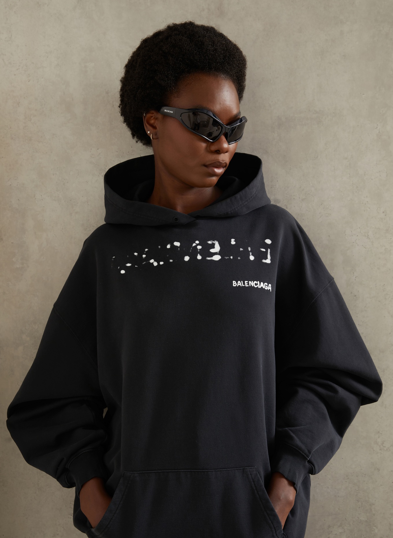 BALENCIAGA Bluza z kapturem: CZARNY / BIAŁY