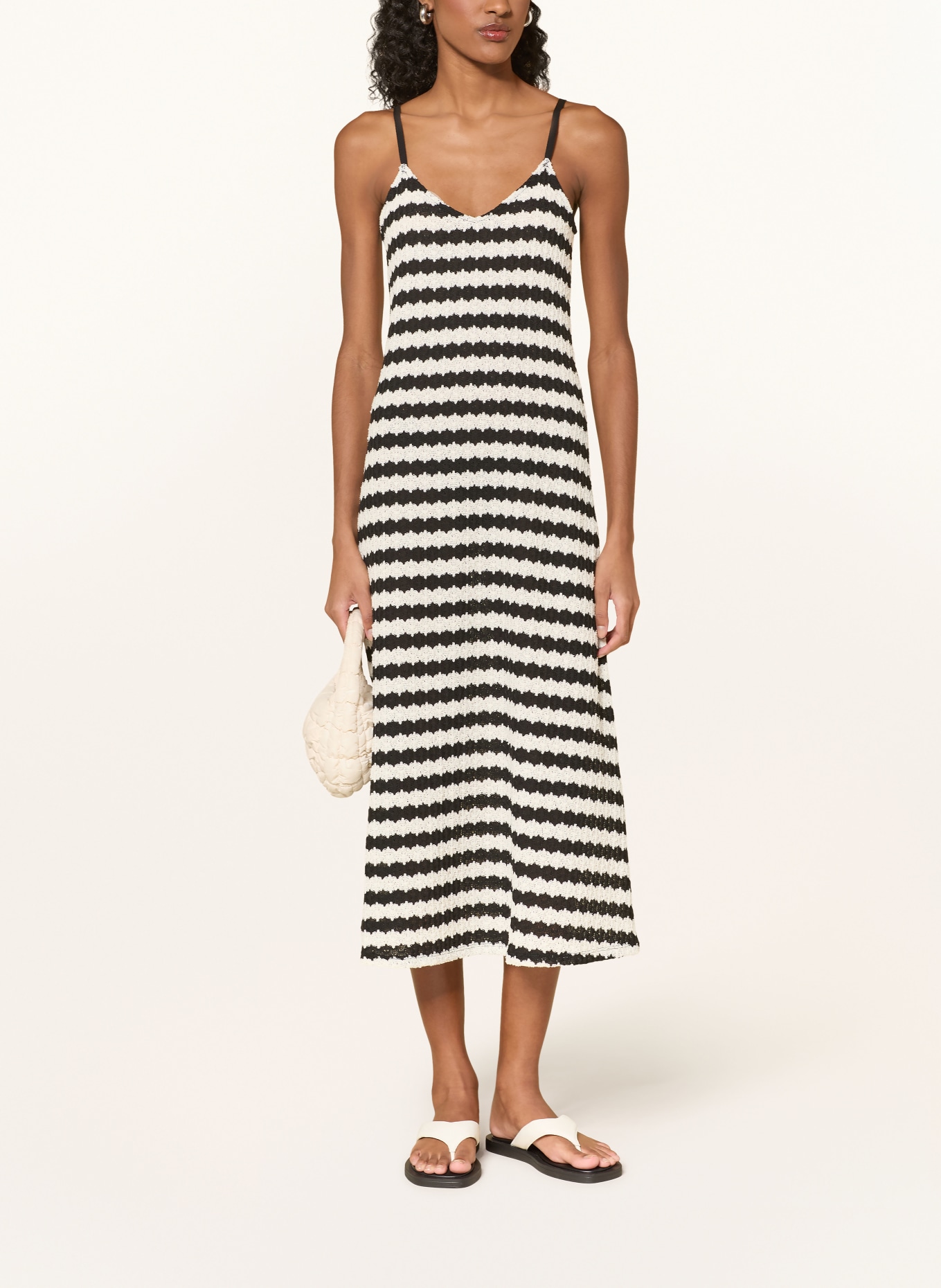 ONLY pletené šaty: ČERNÁ / BÍLÁ