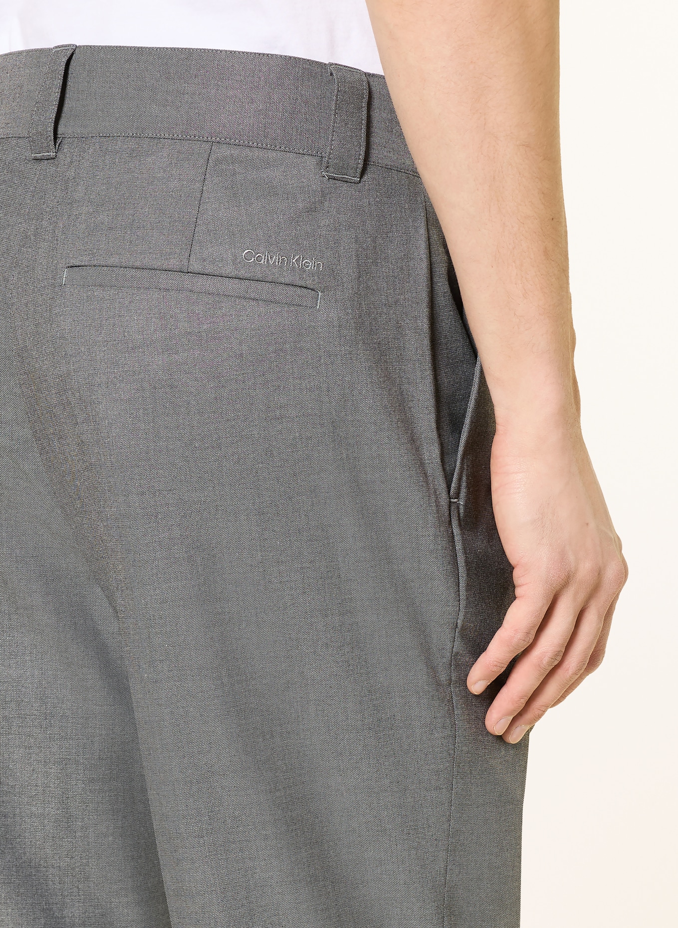 Calvin Klein Chino coupe droite: GRIS FONCÉ
