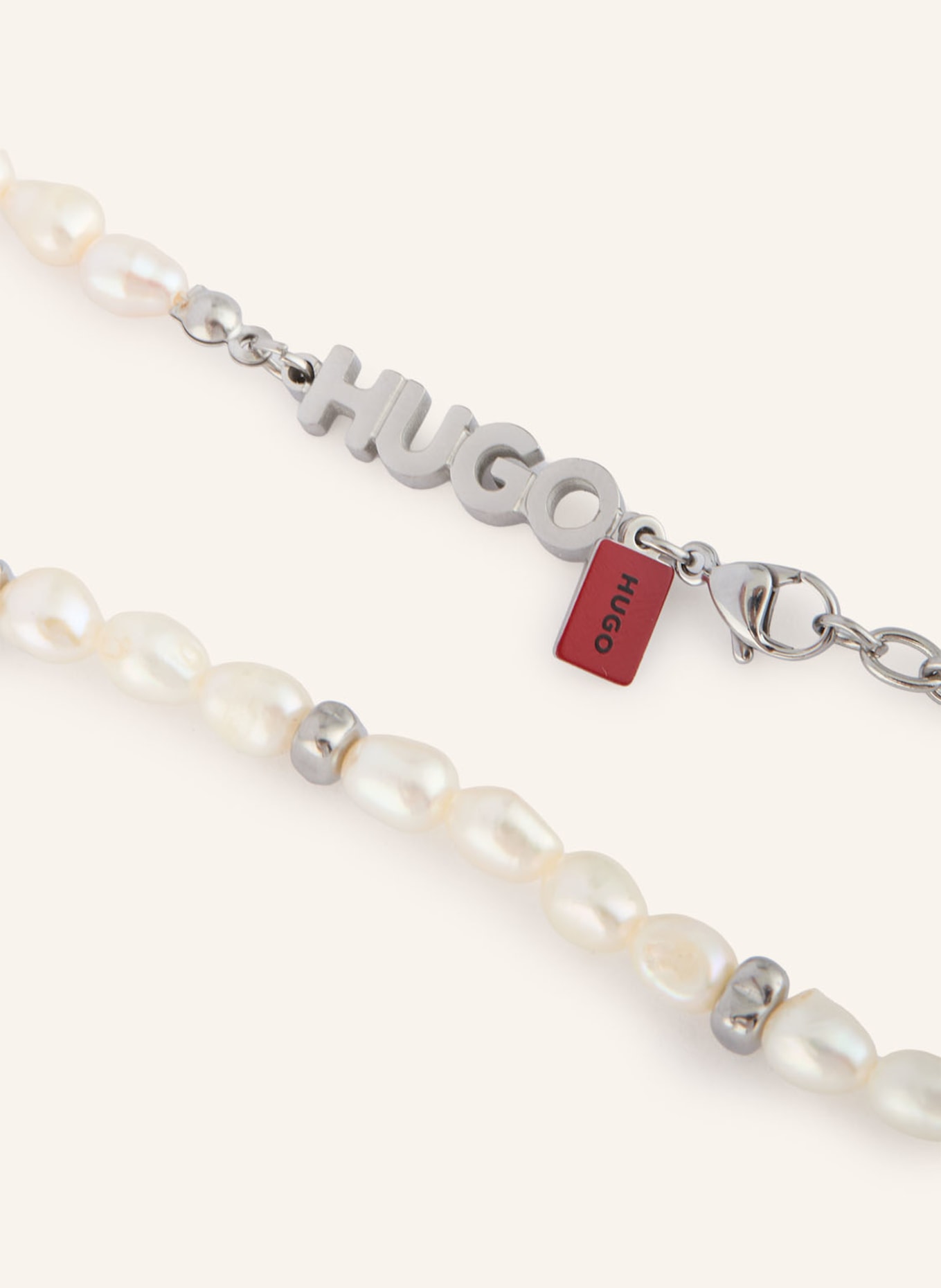 HUGO Náhrdelník SHELLBEADS: STŘÍBRNÁ / BÍLÁ