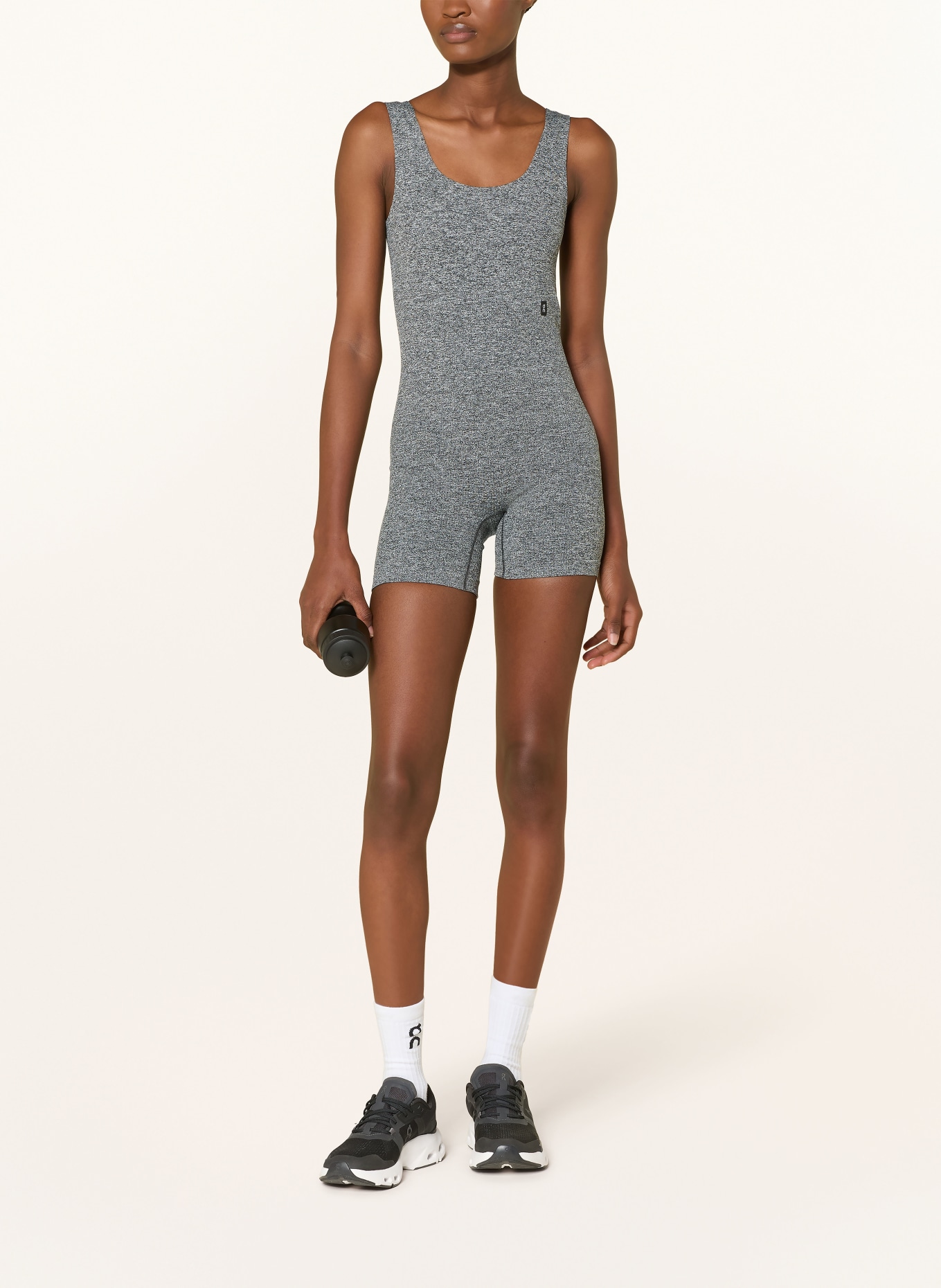 On Body STUDIO: DUNKELGRAU