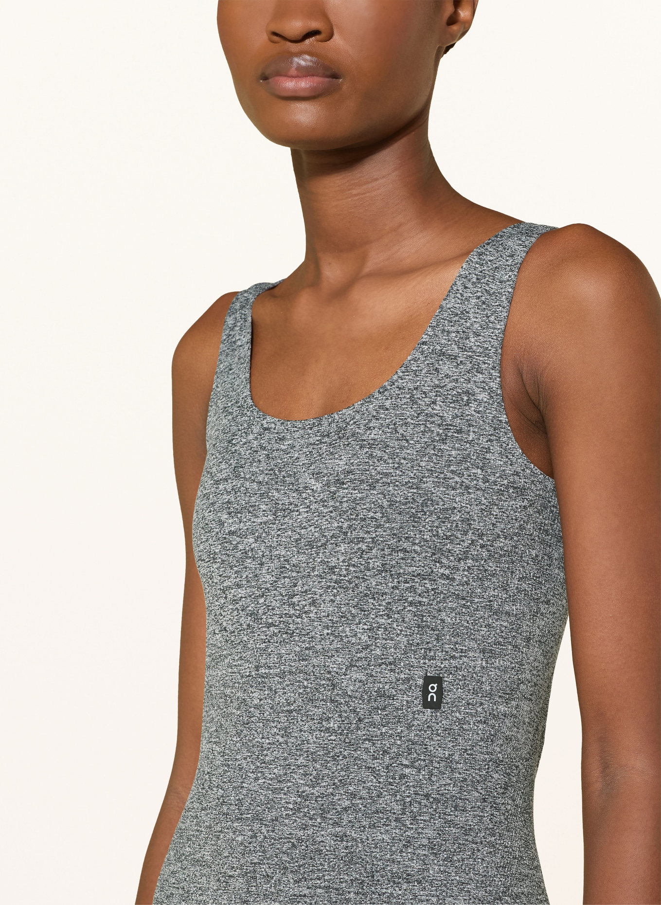 On Body STUDIO: DUNKELGRAU