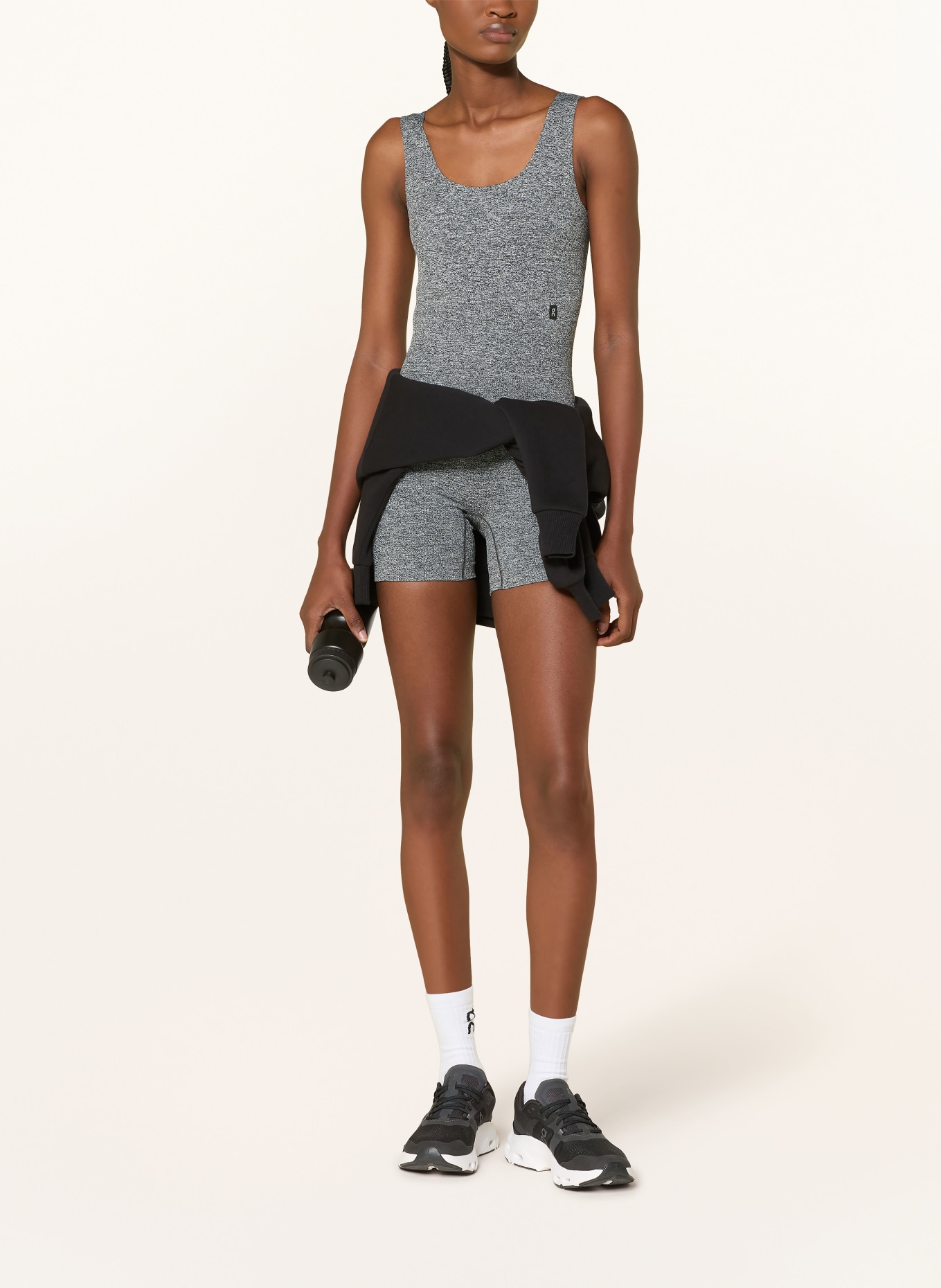 On Body STUDIO: DUNKELGRAU