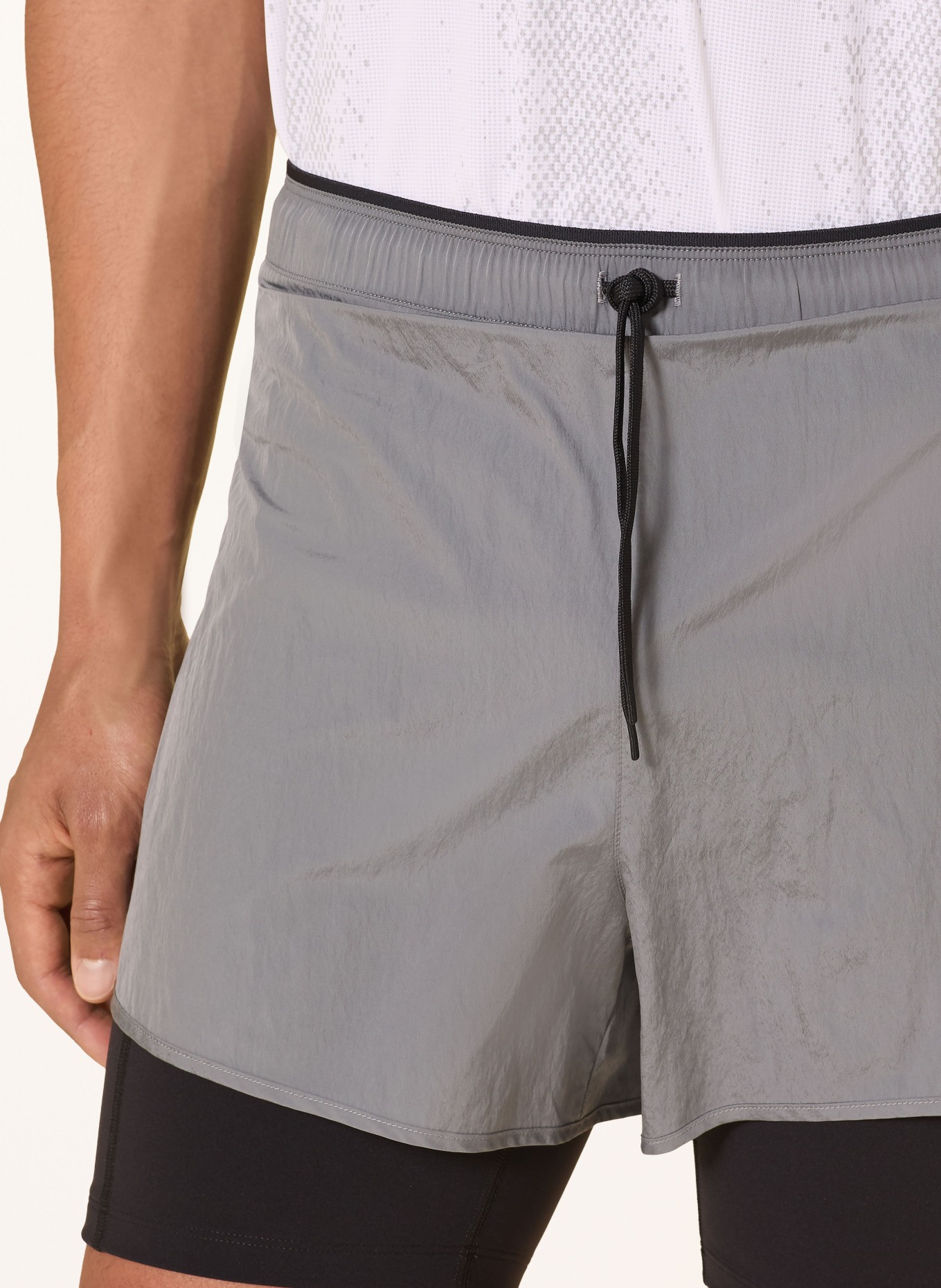 On 2-in-1-Laufshorts PERFORMANCE VOLT: GRAU / SCHWARZ