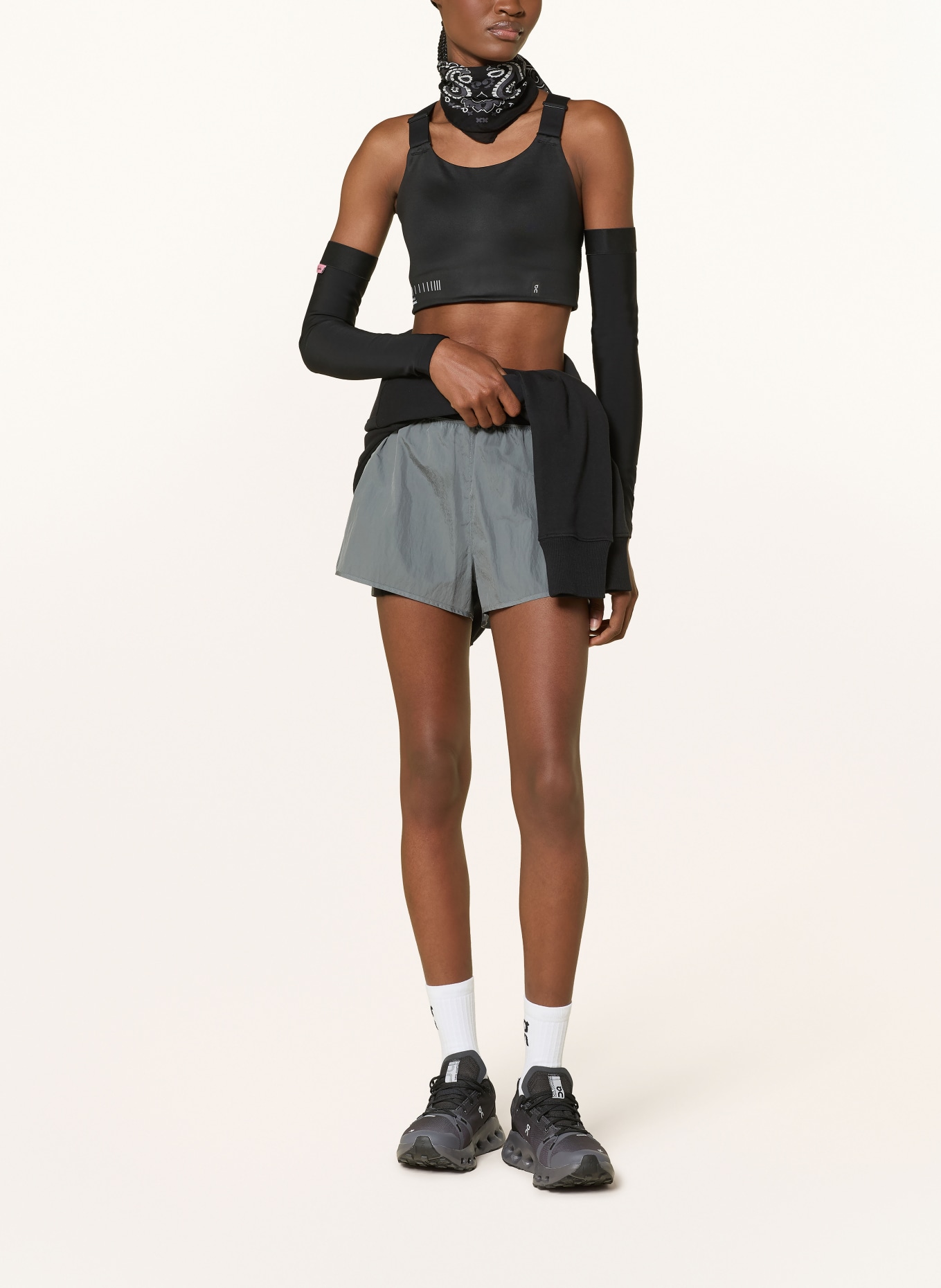 On 2-in-1-Laufshorts PERFORMANCE VOLT: GRAU / SCHWARZ