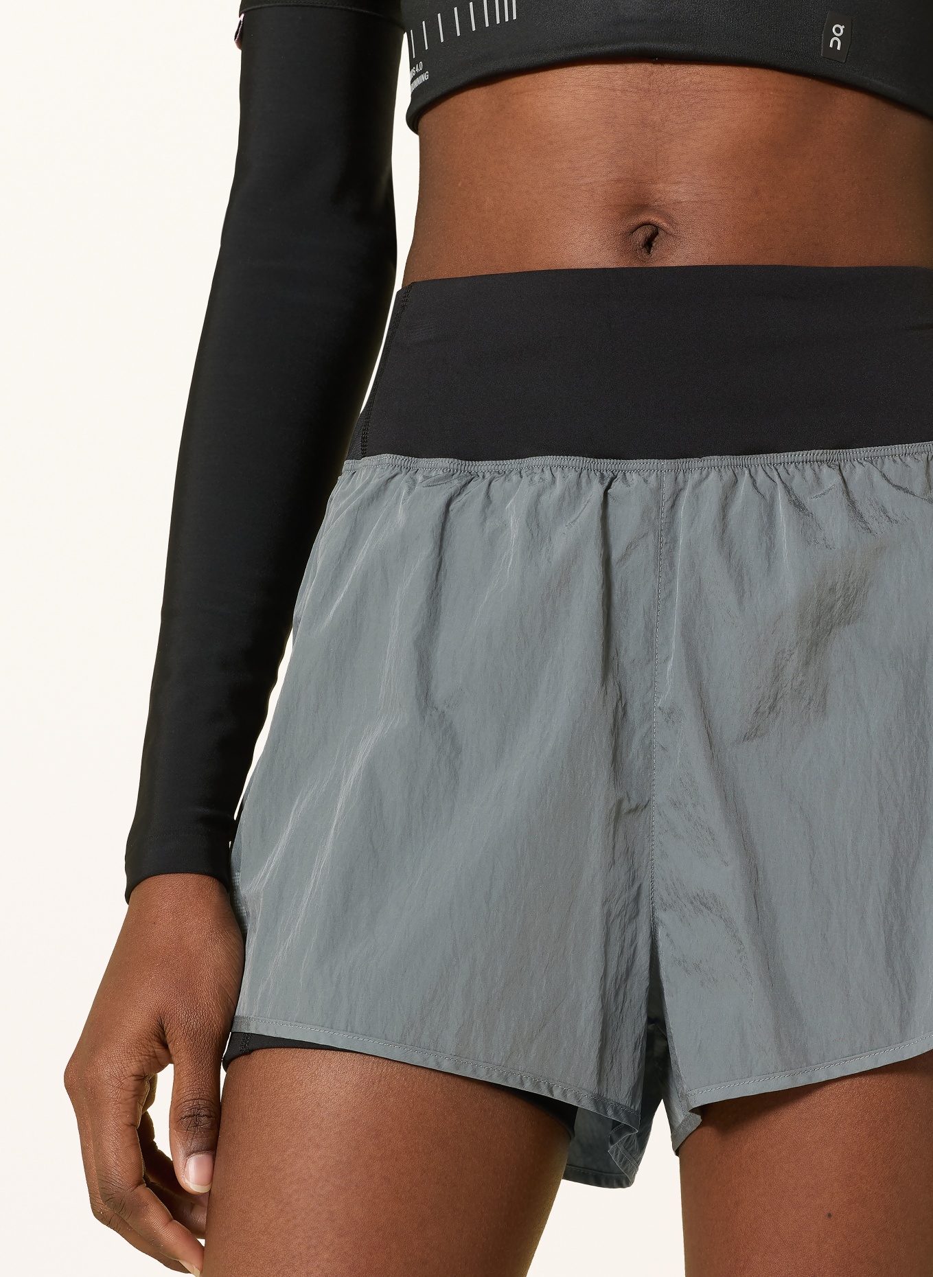 On 2-in-1-Laufshorts PERFORMANCE VOLT: GRAU / SCHWARZ