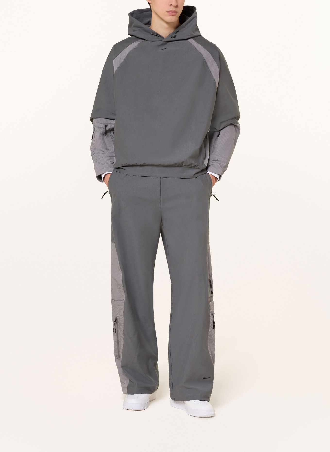 Nike SHORI-trainingsbroek van gemengde stoffen: GRIJS