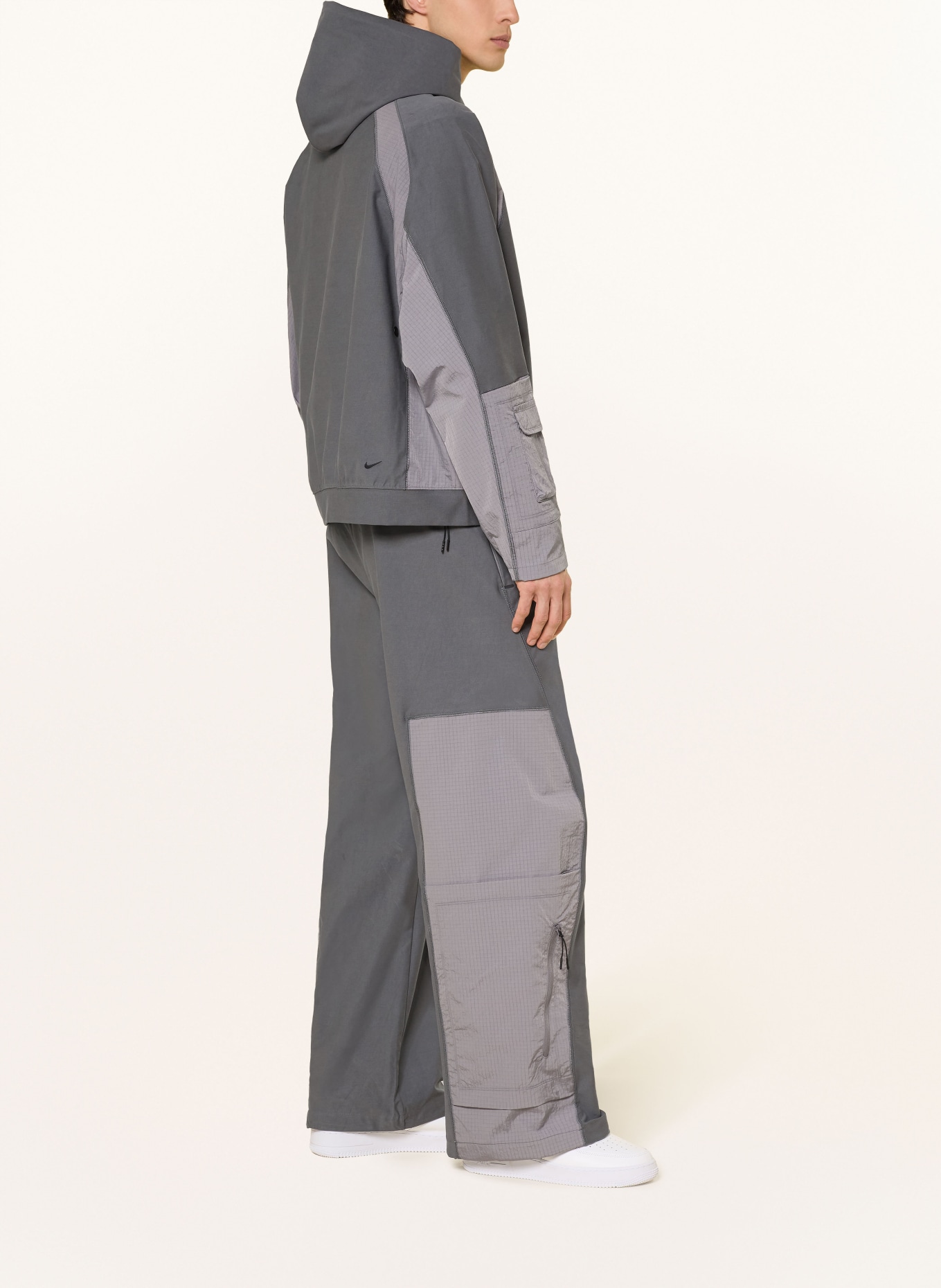 Nike SHORI-trainingsbroek van gemengde stoffen: GRIJS