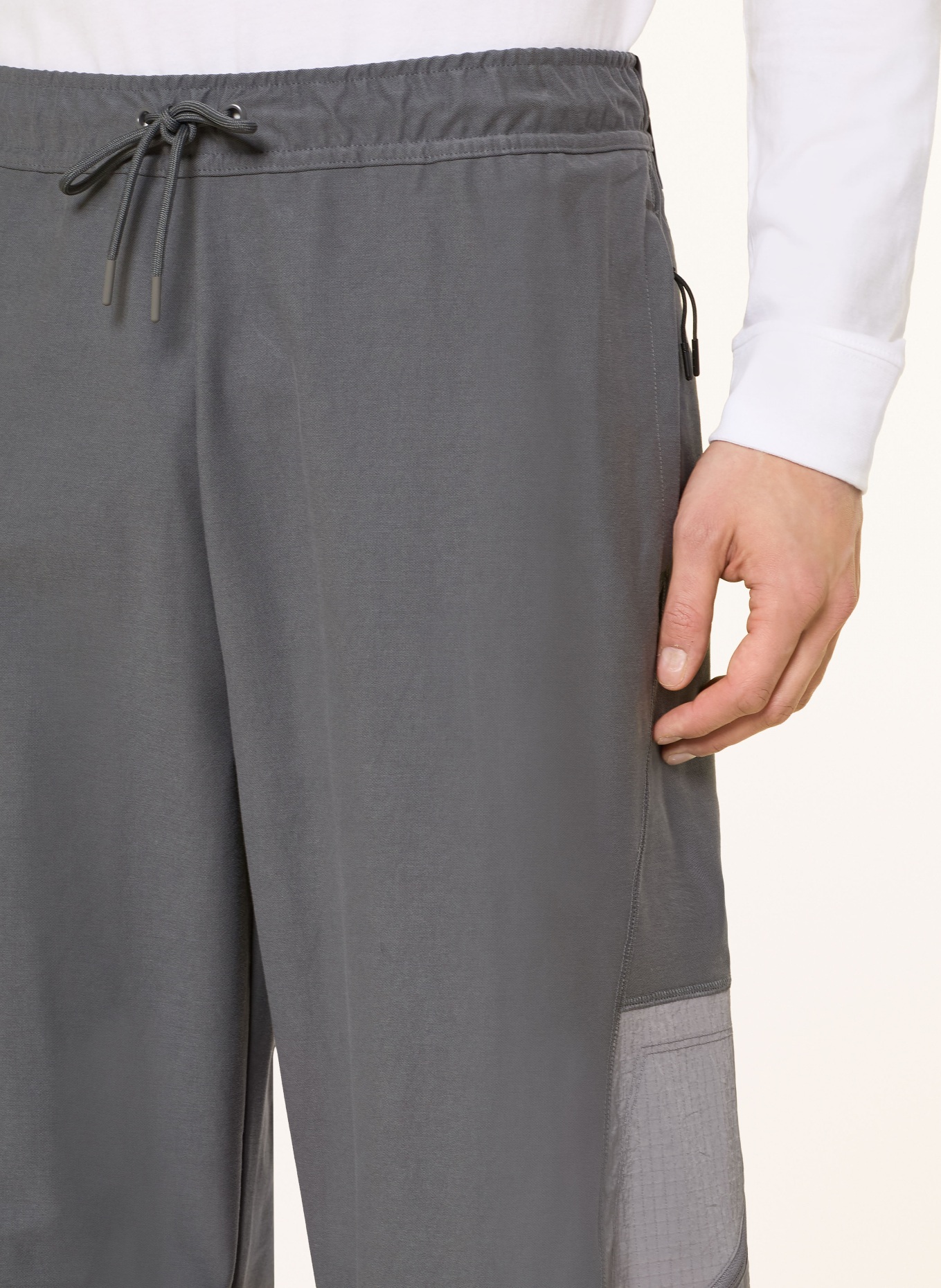 Nike SHORI-trainingsbroek van gemengde stoffen: GRIJS