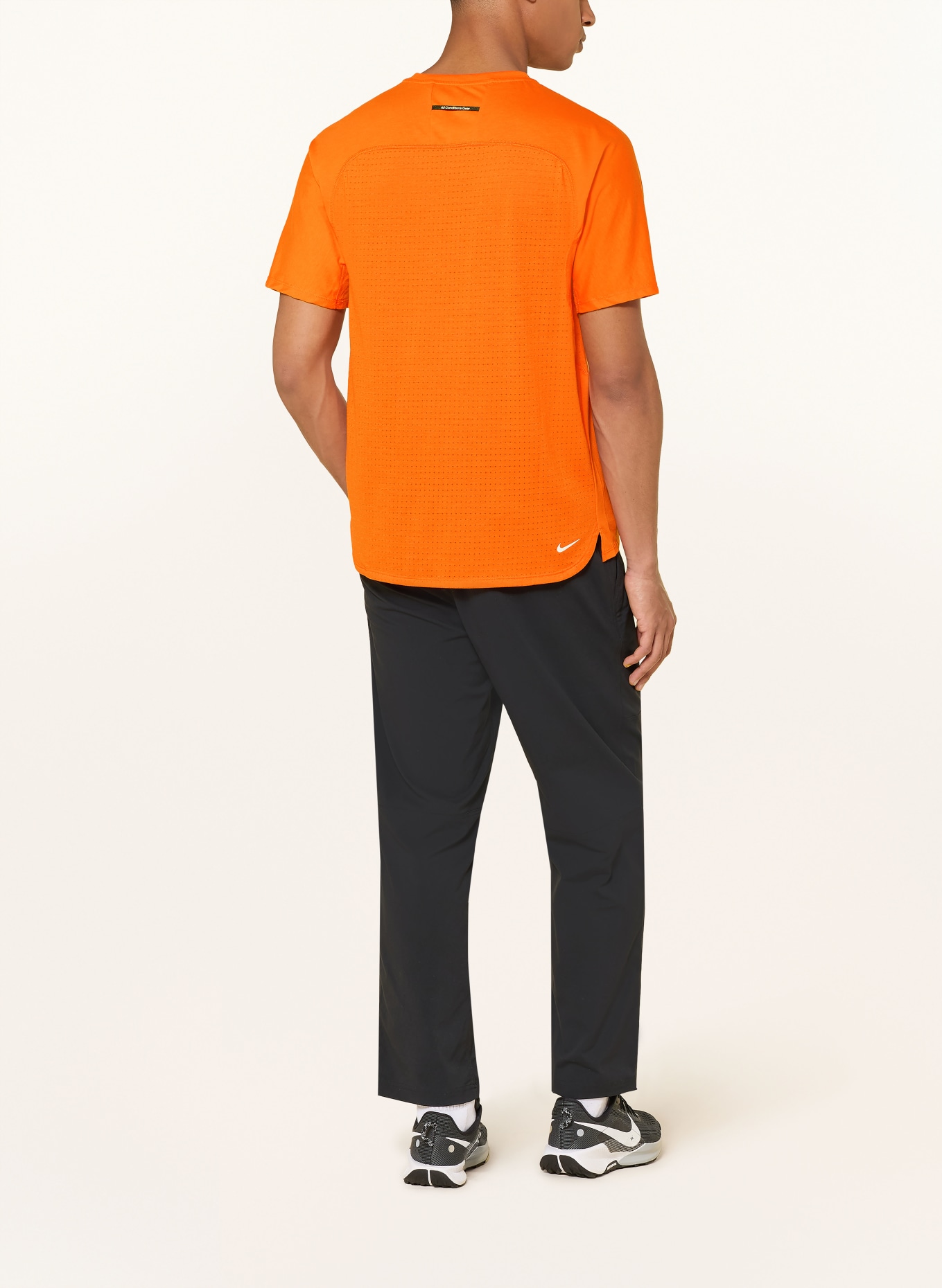 Nike T-Shirt ACG SOLAR CHASE im Materialmix: NEONORANGE