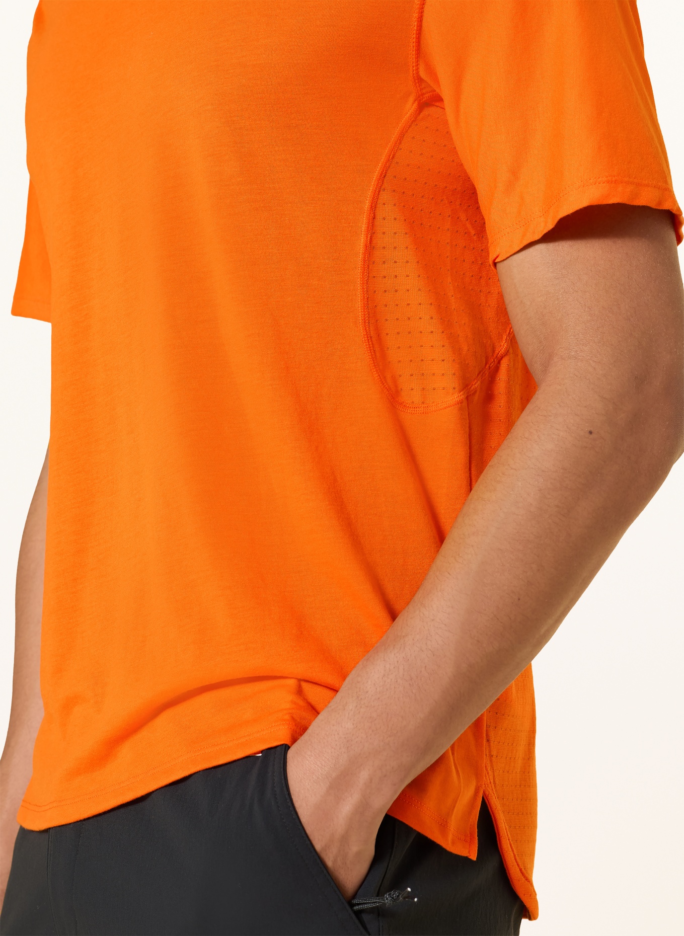 Nike T-Shirt ACG SOLAR CHASE im Materialmix: NEONORANGE