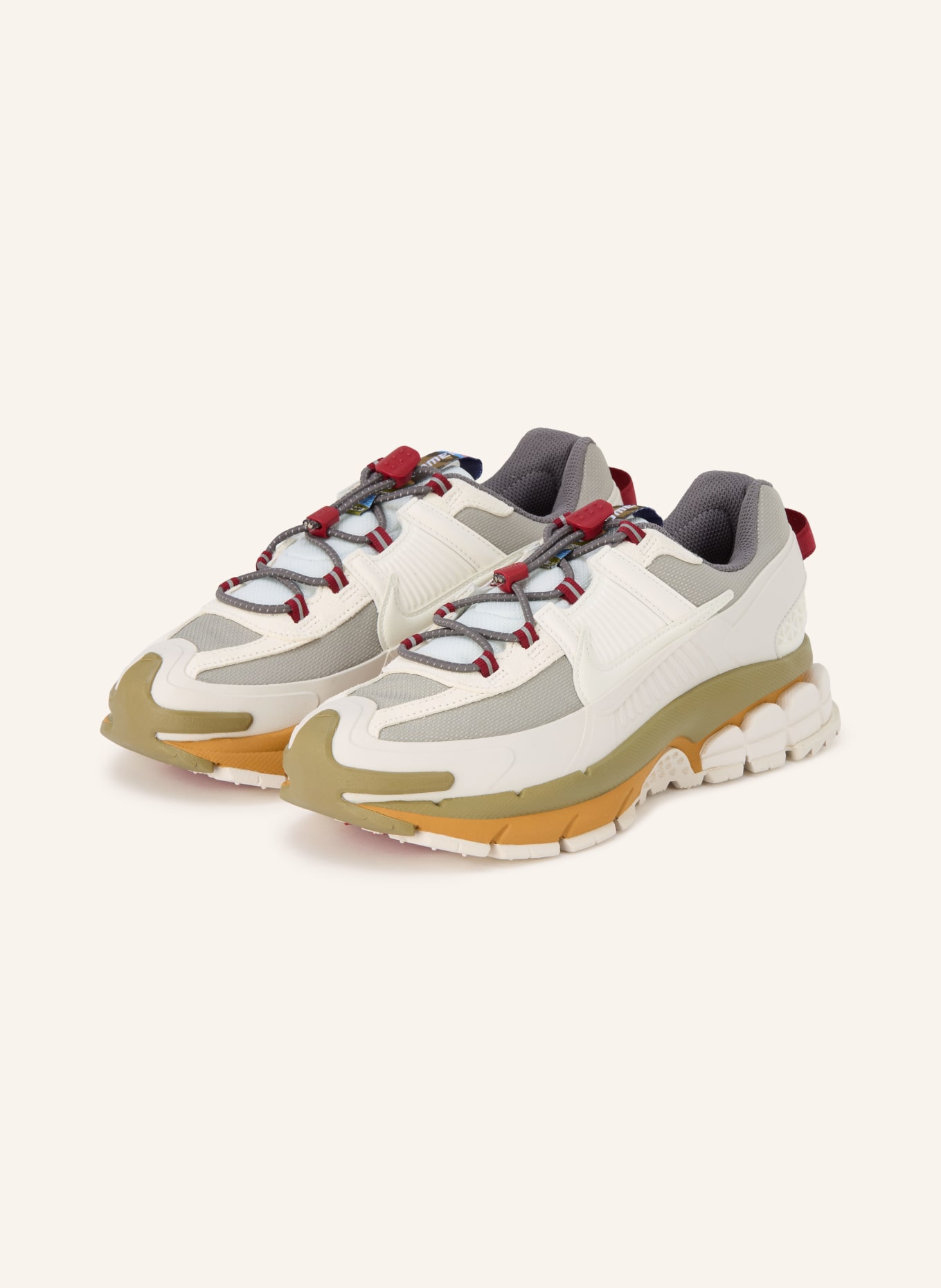 Nike Baskets ZOOM VOMERO ROAM: BLANC / ROUGE FONCÉ / OLIVE