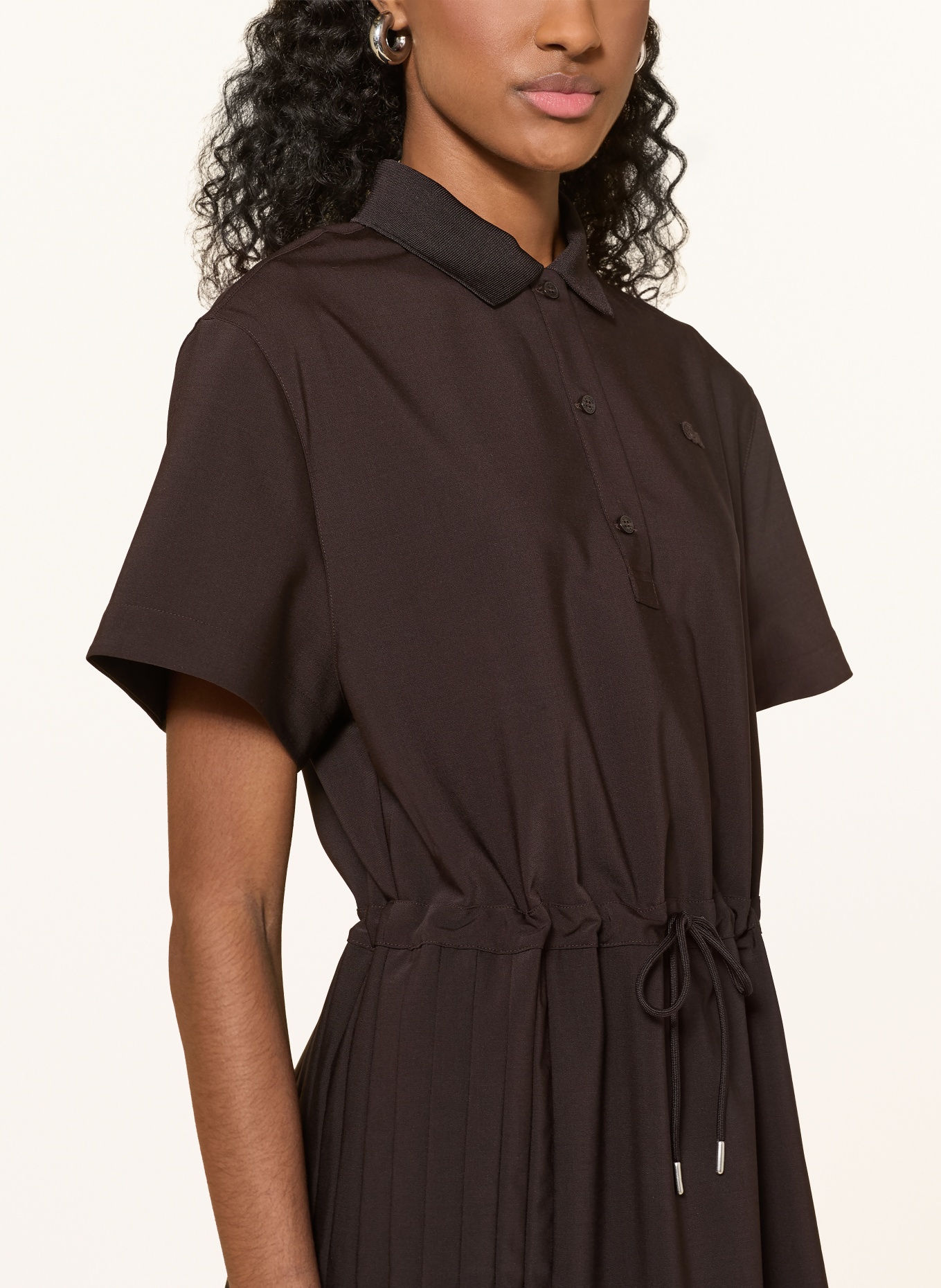 LACOSTE Robe chemise à plis: MARRON FONCÉ