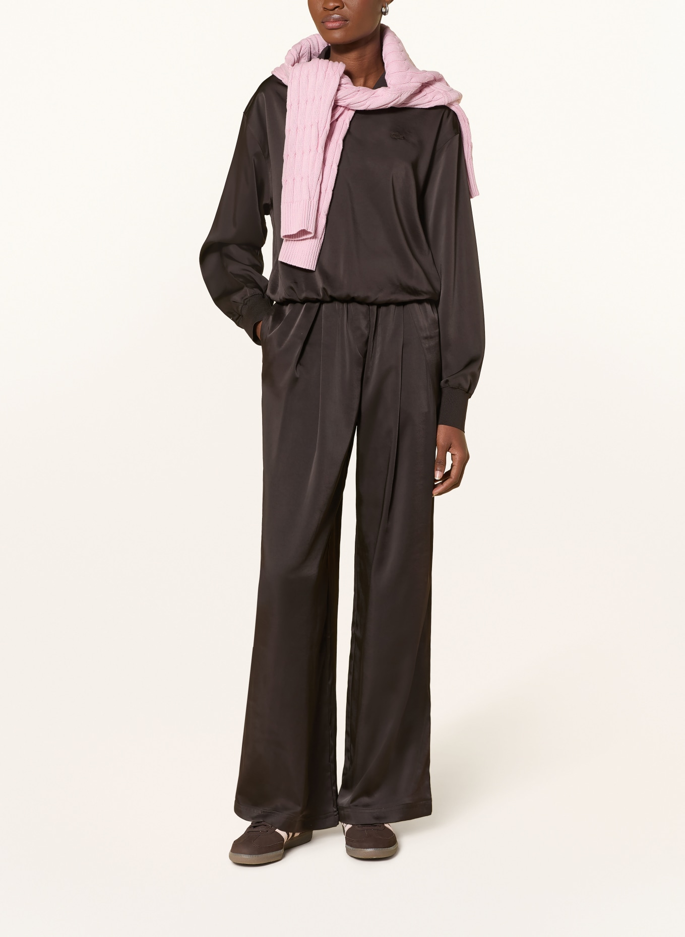 LACOSTE Saténové kalhoty Marlene: TMAVĚ HNĚDÁ