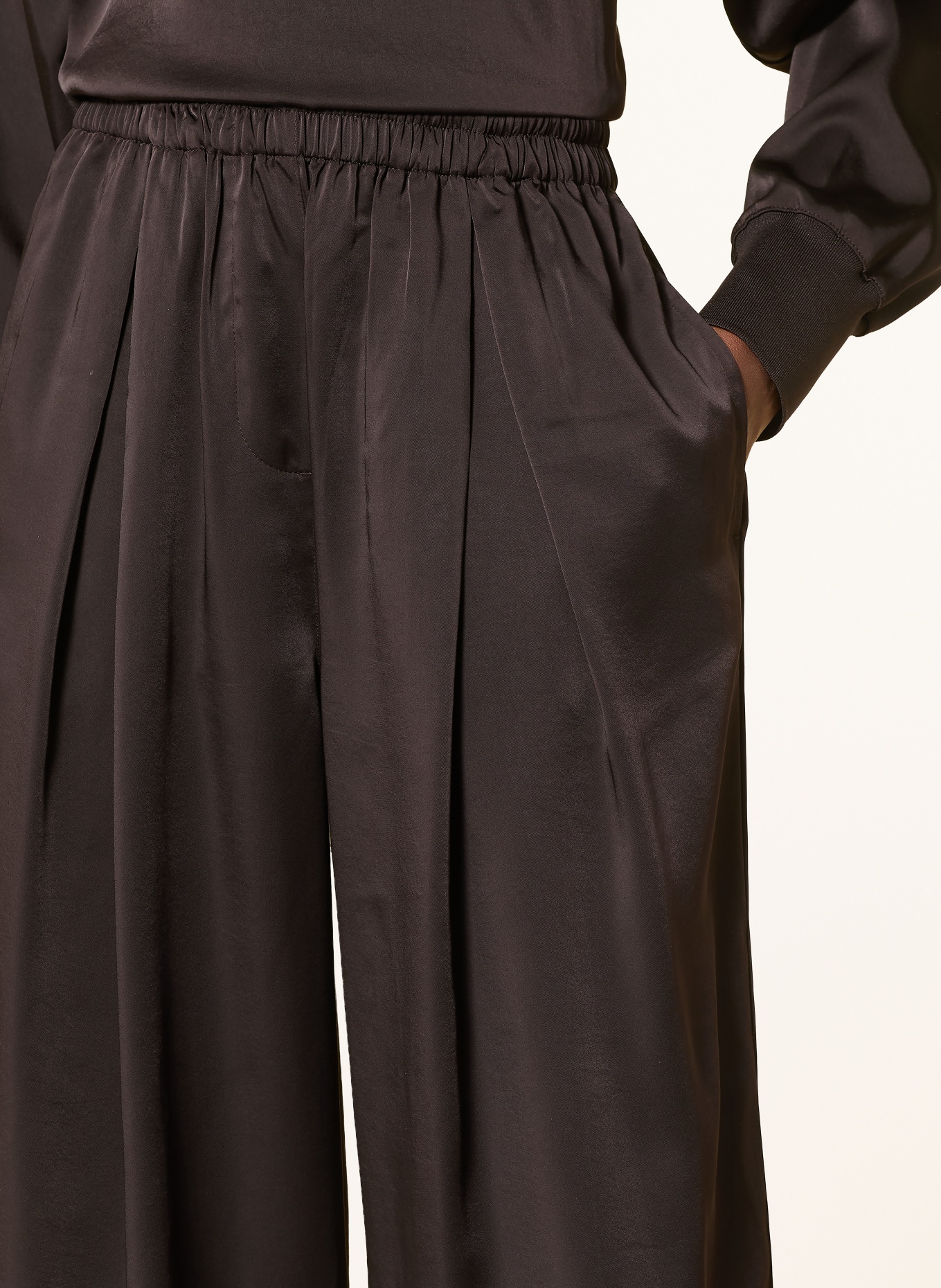 LACOSTE Saténové kalhoty Marlene: TMAVĚ HNĚDÁ