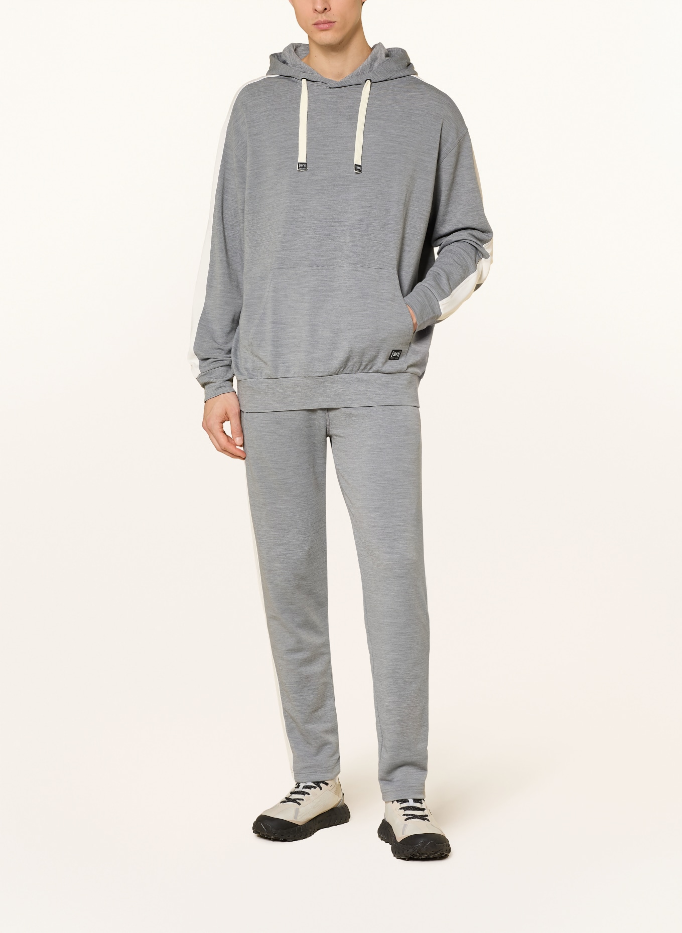 super.natural Bluza z kapturem COLORADO z wełną merino: JASNOCZARY / BIAŁY