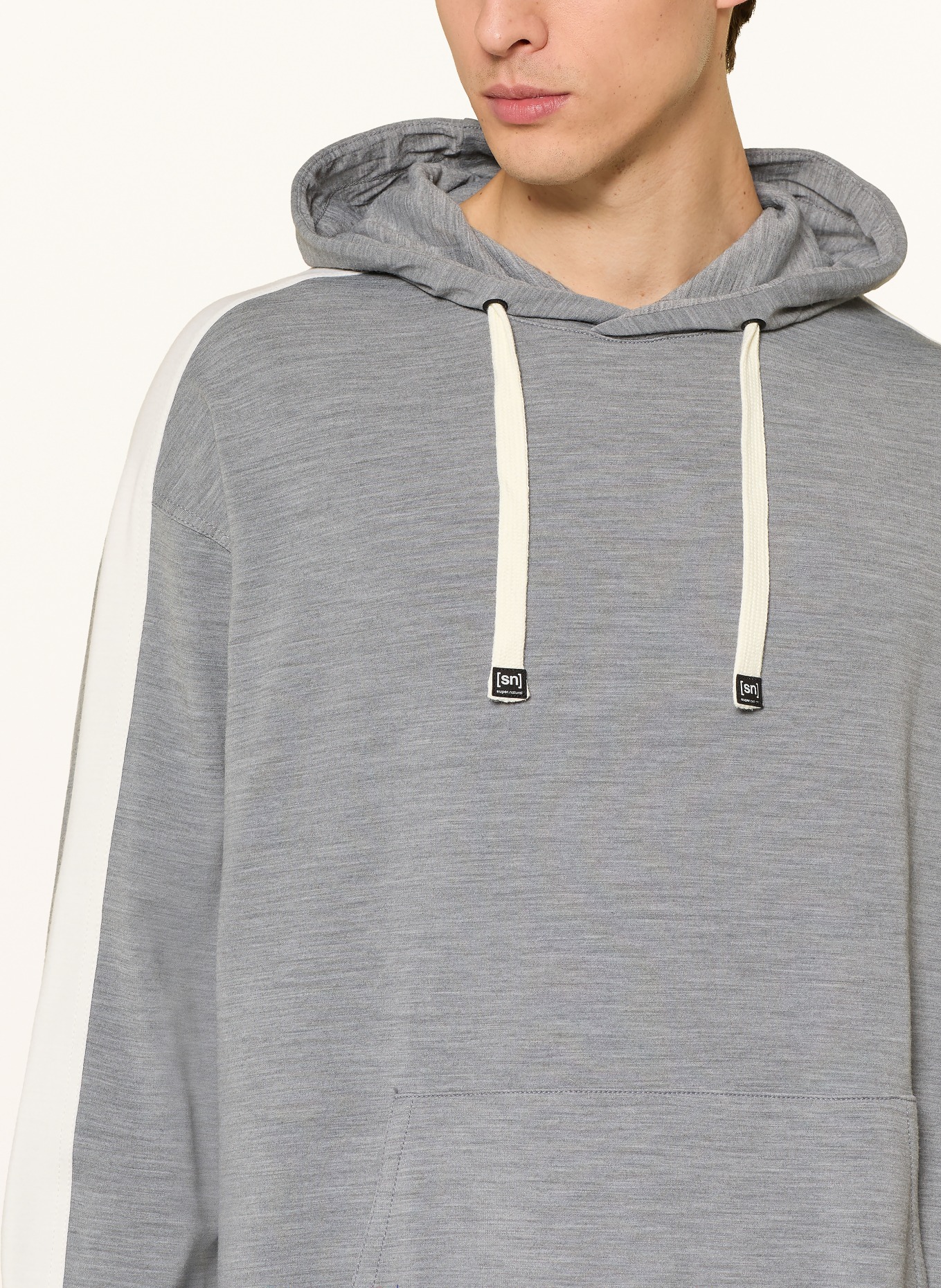 super.natural Bluza z kapturem COLORADO z wełną merino: JASNOCZARY / BIAŁY