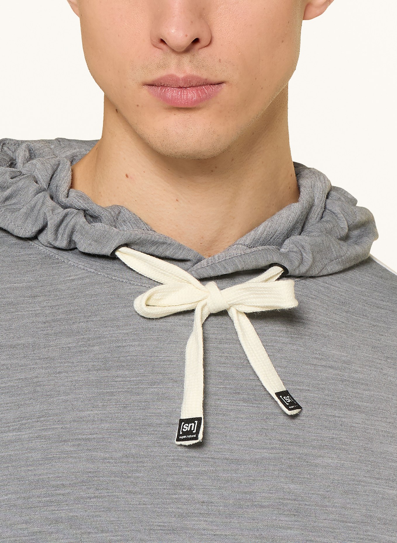 super.natural Bluza z kapturem COLORADO z wełną merino: JASNOCZARY / BIAŁY