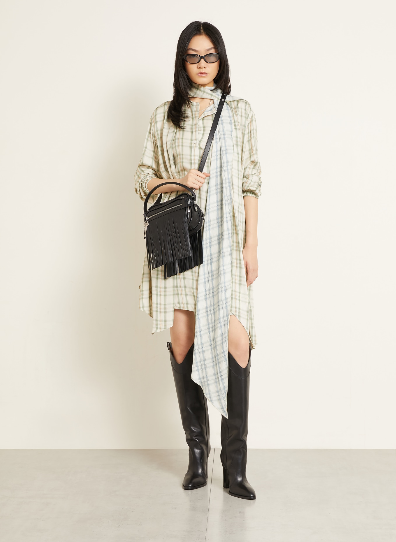 Acne Studios Schluppenkleid aus Satin: CREME / BRAUN / HELLGRÜN