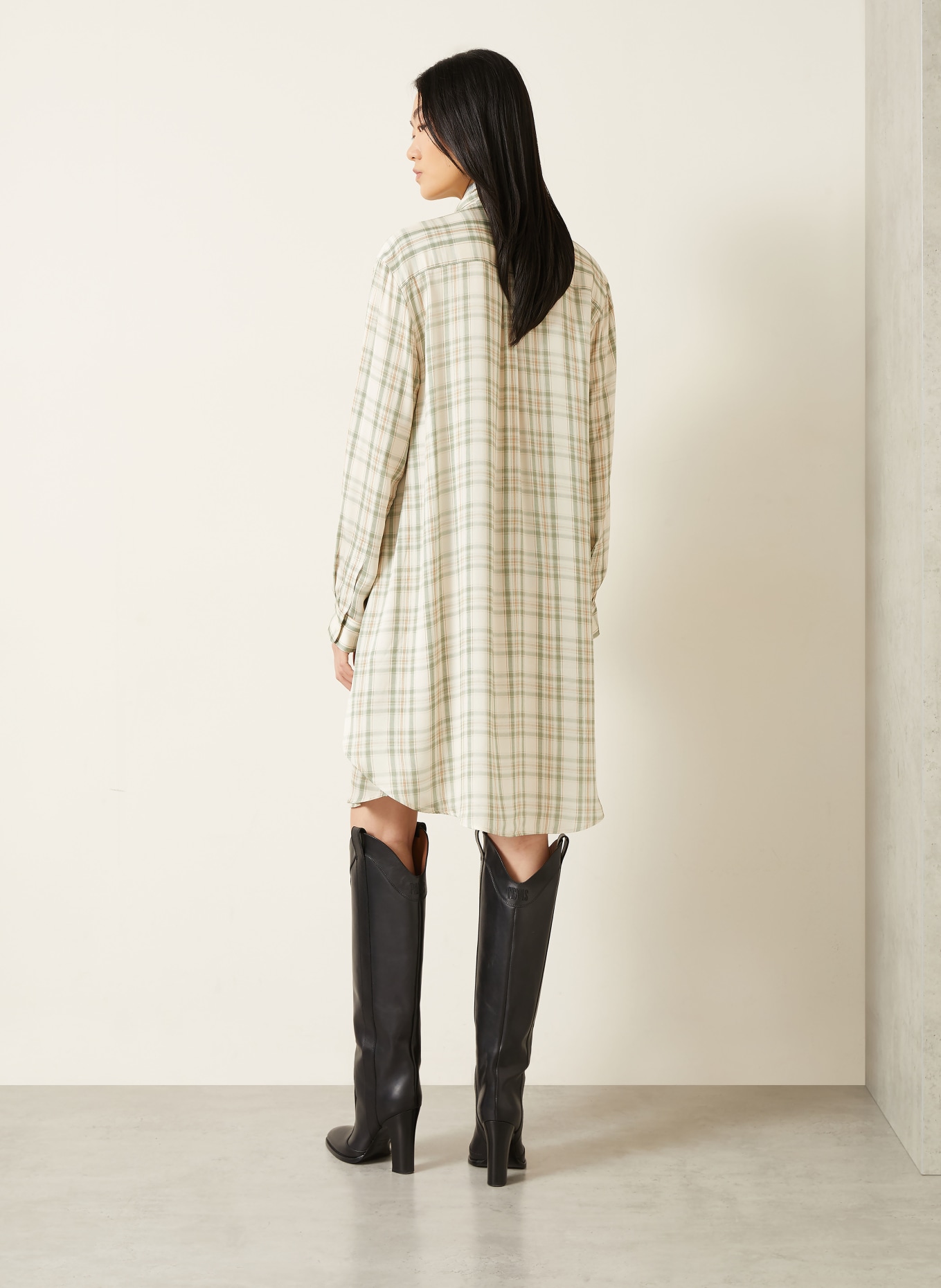 Acne Studios Schluppenkleid aus Satin: CREME / BRAUN / HELLGRÜN