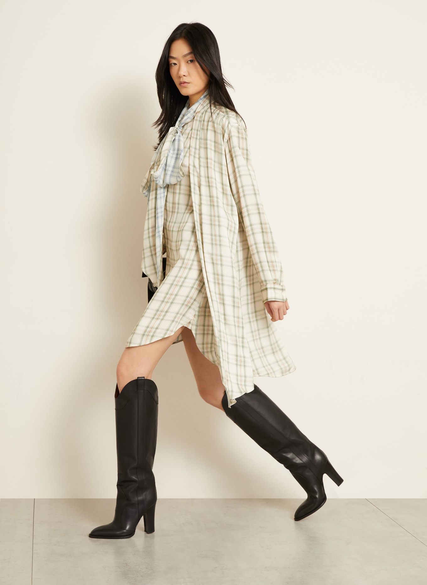 Acne Studios Schluppenkleid aus Satin: CREME / BRAUN / HELLGRÜN